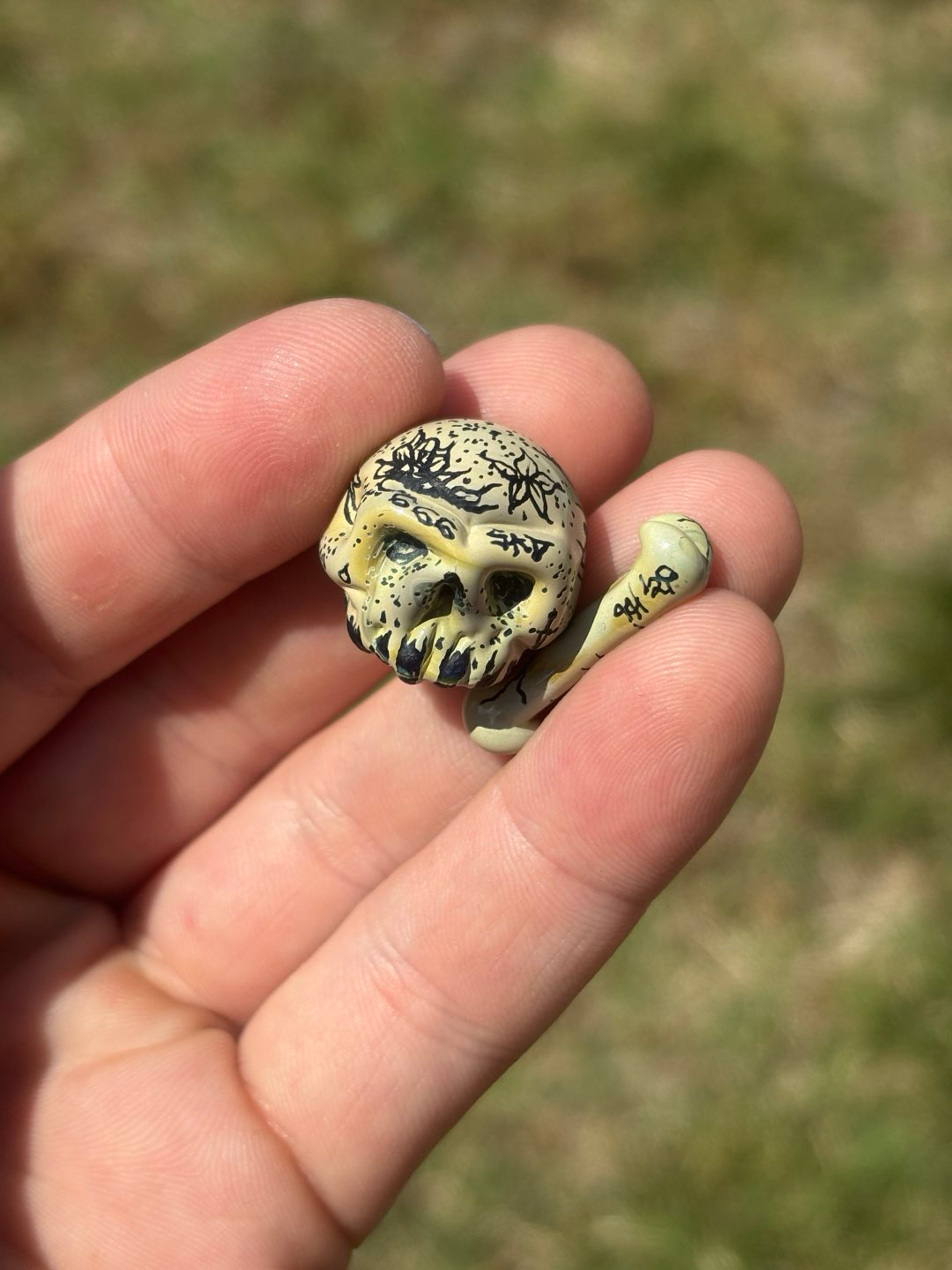 Skull carved marble & bone pillar image 0