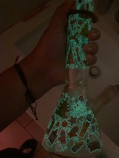 Preview pic of **Glow In The Dark** Bong Christmas Edition
