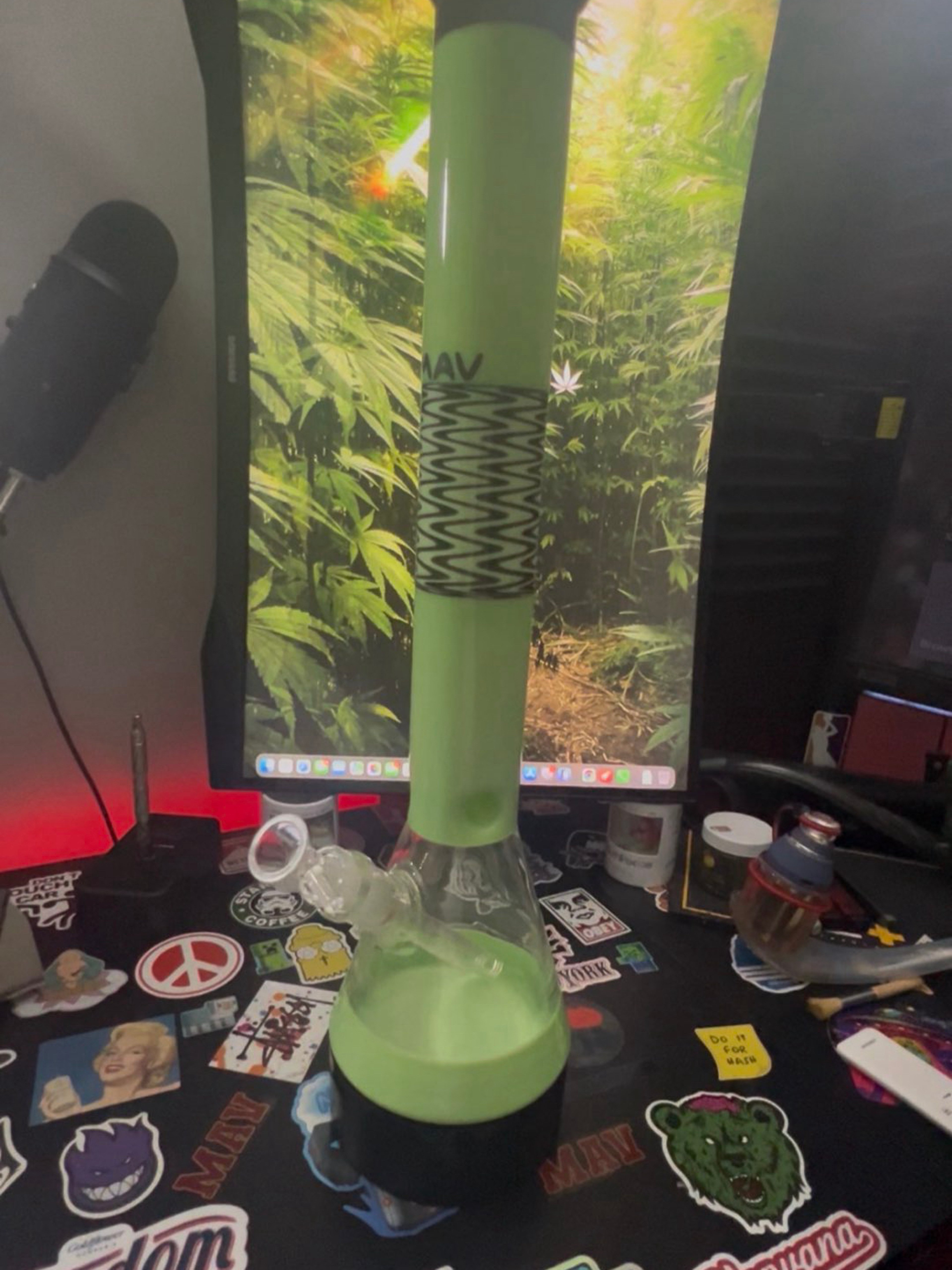 Preview pic of 18” Wig Wag reversal Beaker 2 tone