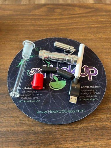 Preview pic of Miscellaneous smoking accessories lot