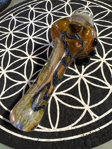 Preview pic of Spoon pipe, helping a friend post it up on my glass pass.