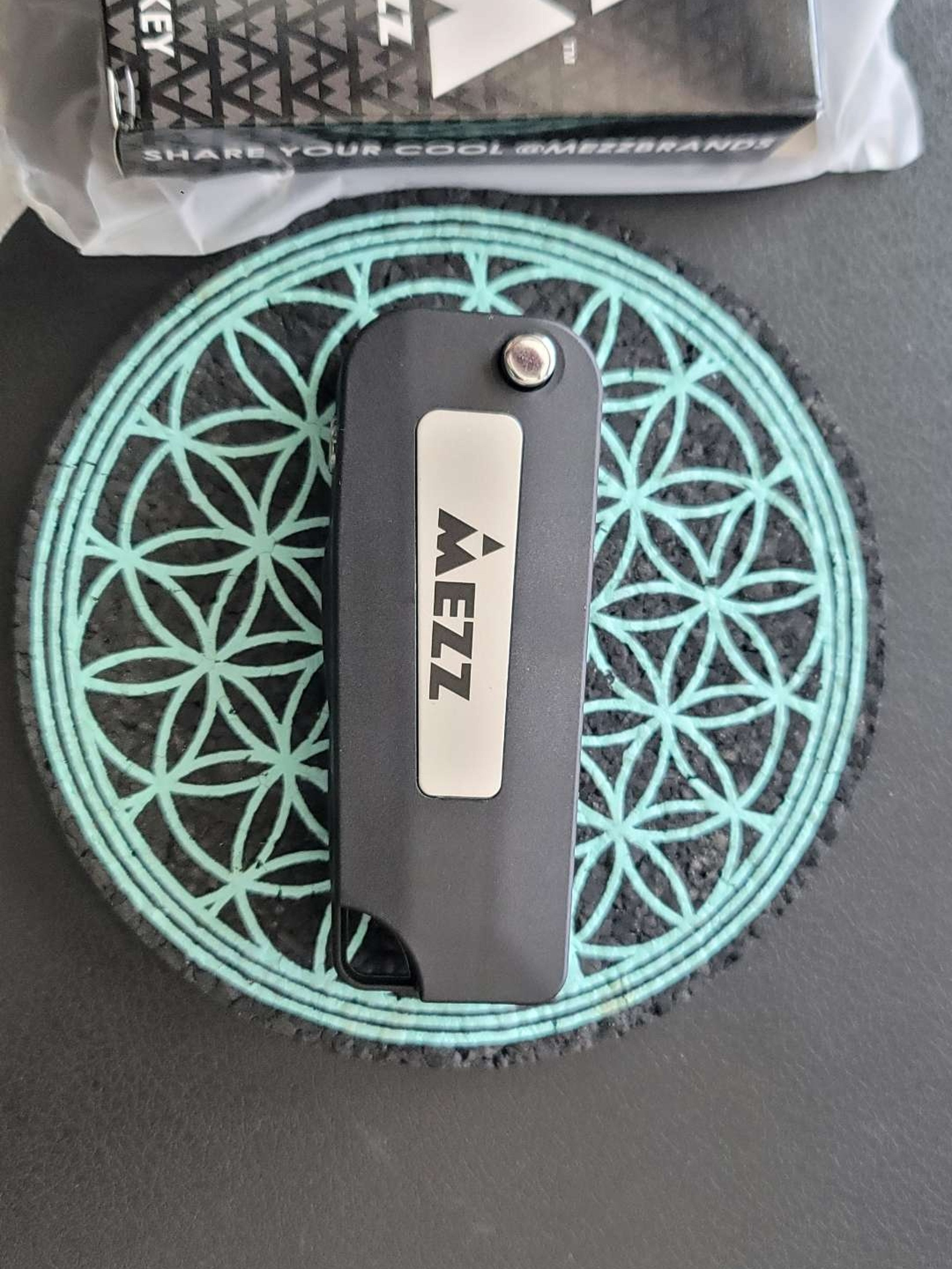 Key fob Vape battery. Low key by Mezz. Hide away the functions with onboard charging capabilities. Workes with 510 thread image 0