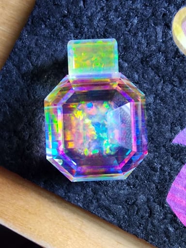 Preview pic of Kravin dichro opal pendy