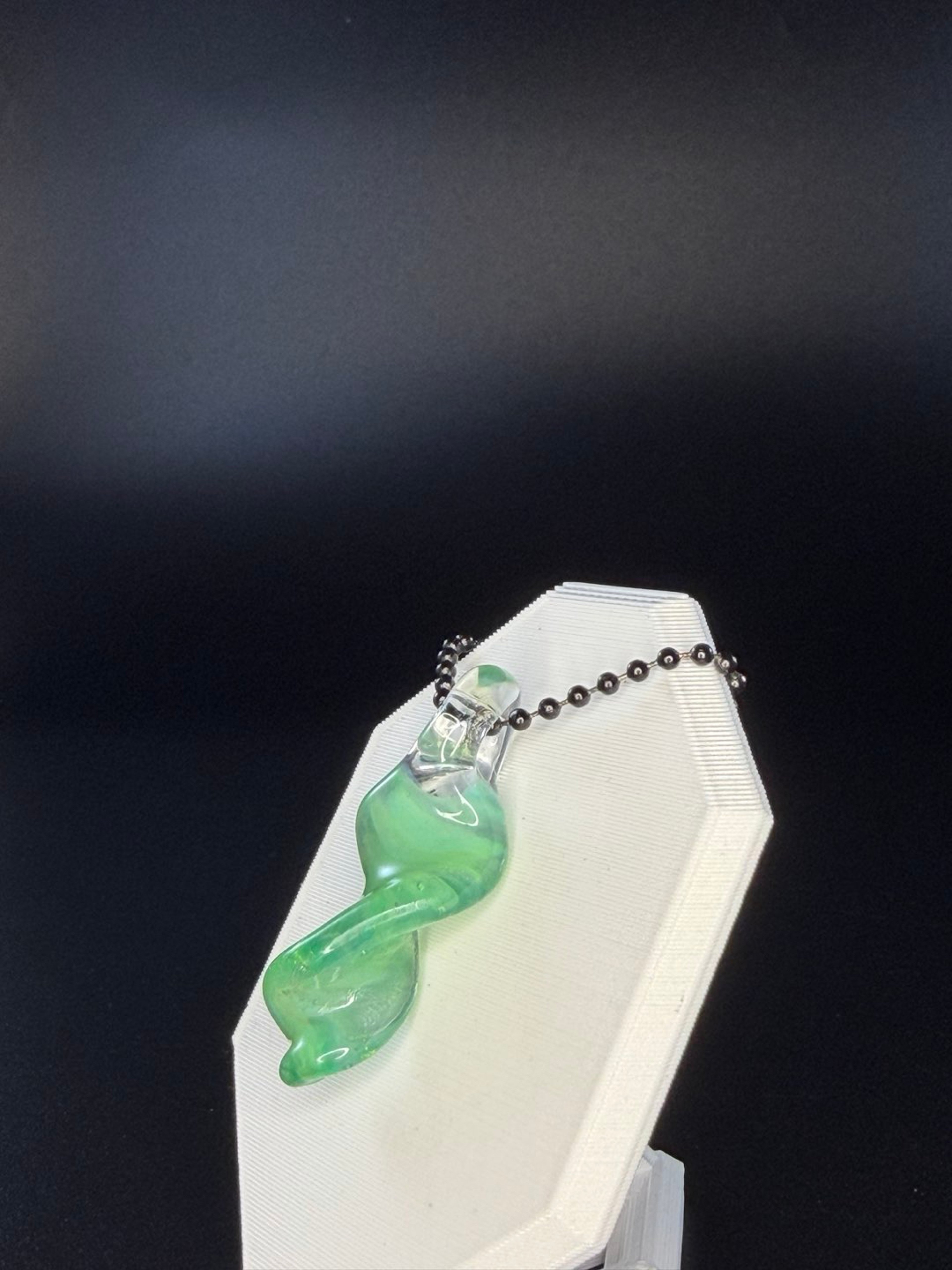 Green twisty pendant image 0