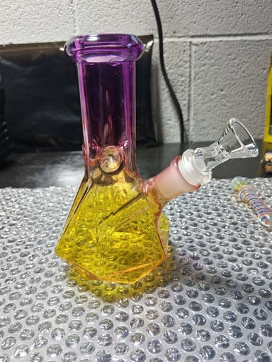 Preview pic of 7-in diamond shape beaker water pipe