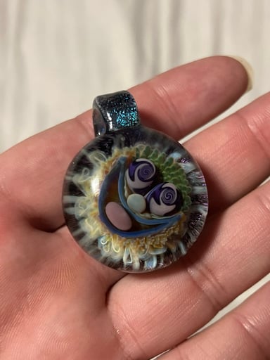 Preview pic of Roe glass eater pendant