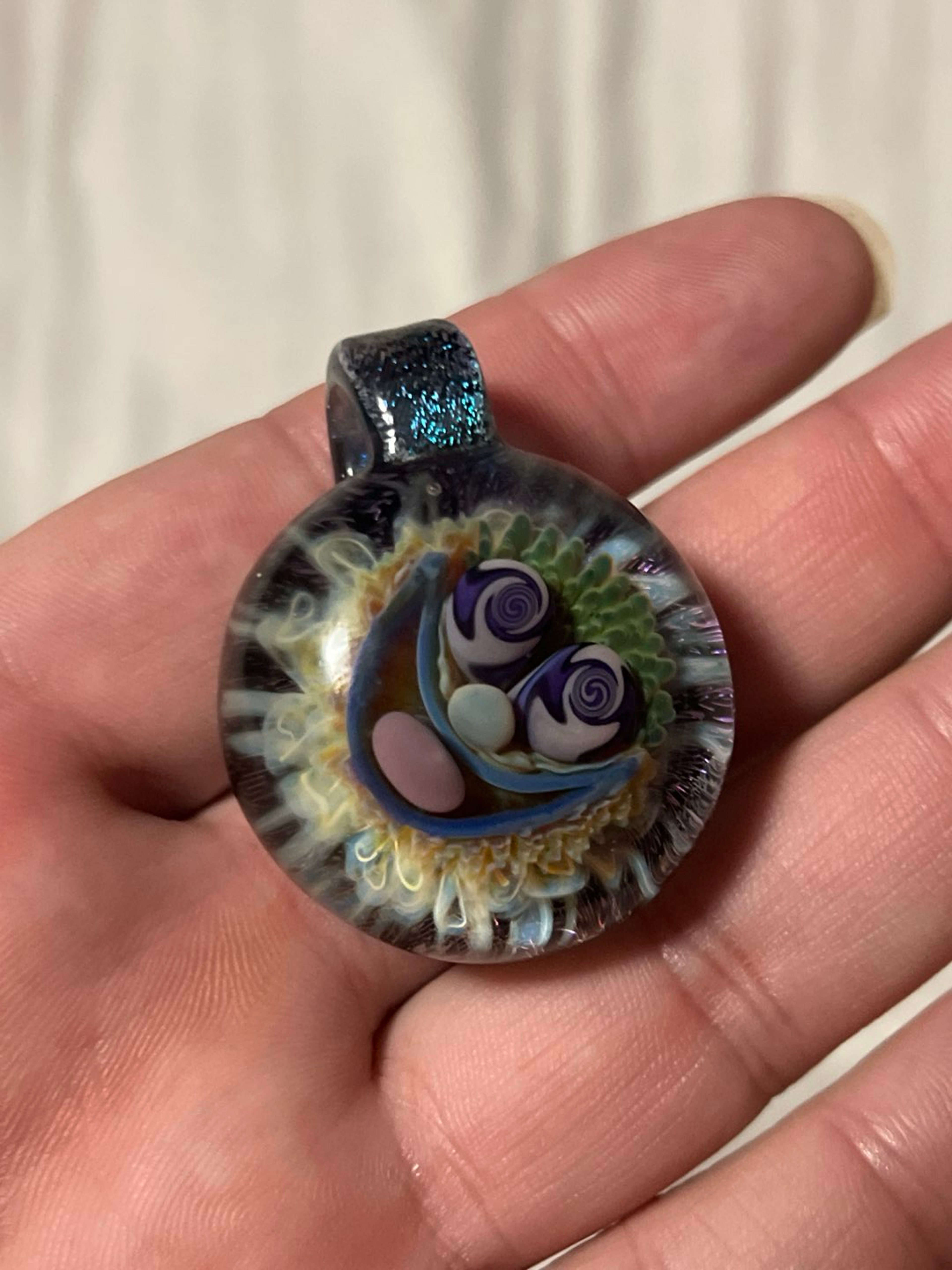 Preview pic of Roe glass eater pendant