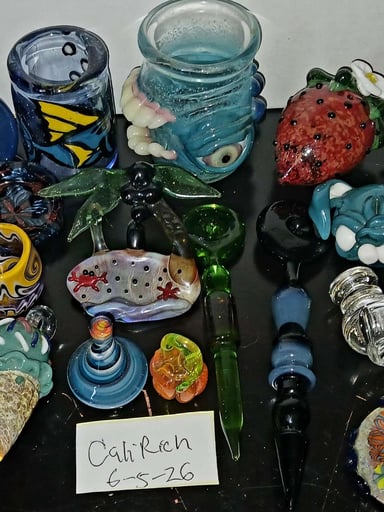 Preview pic of Huge Misc Glass Lot, Lots of Cool Items