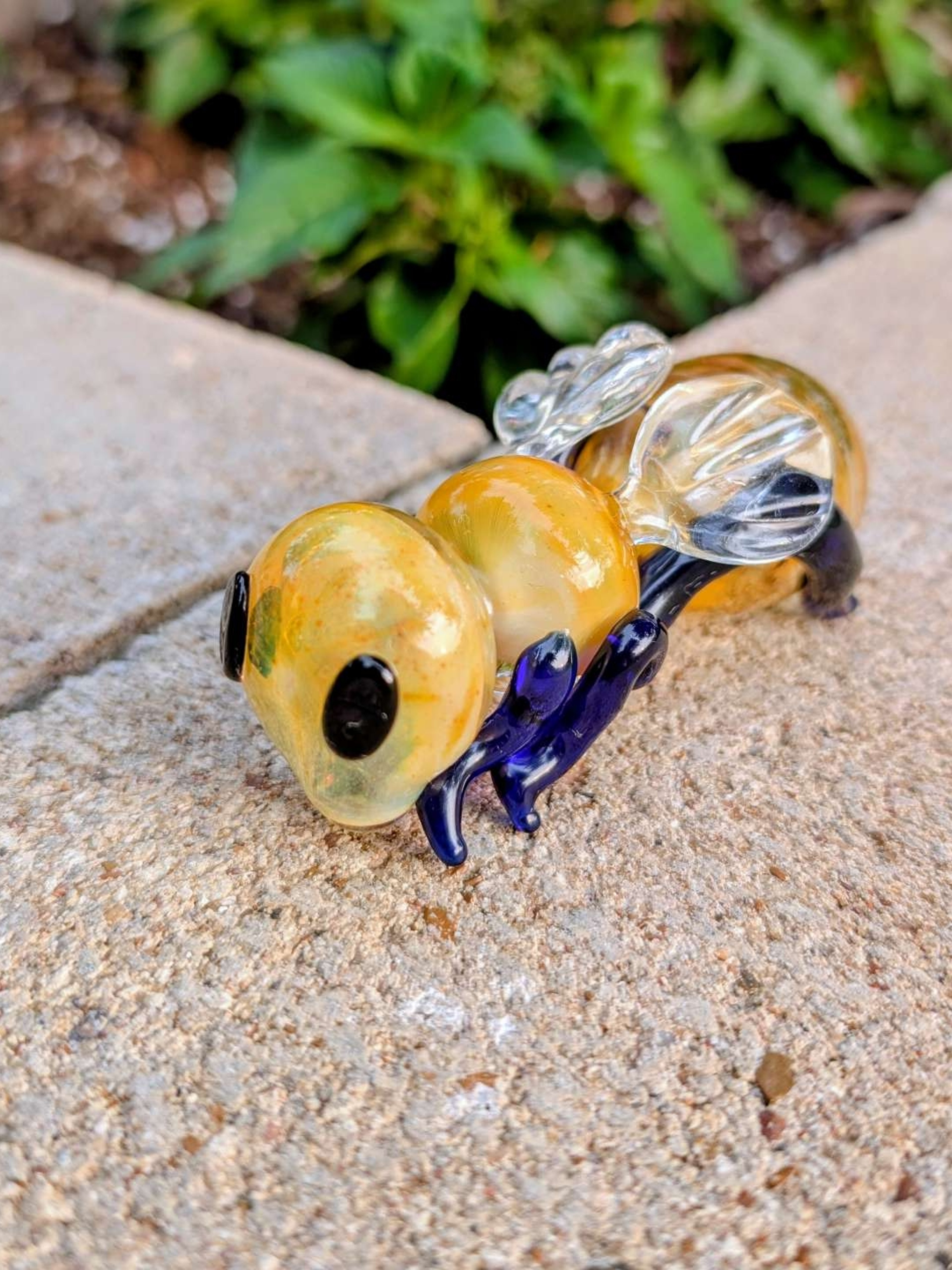 Heady Worm Glass Sculpted Bee Dry Pipe – Mint Condition image 0