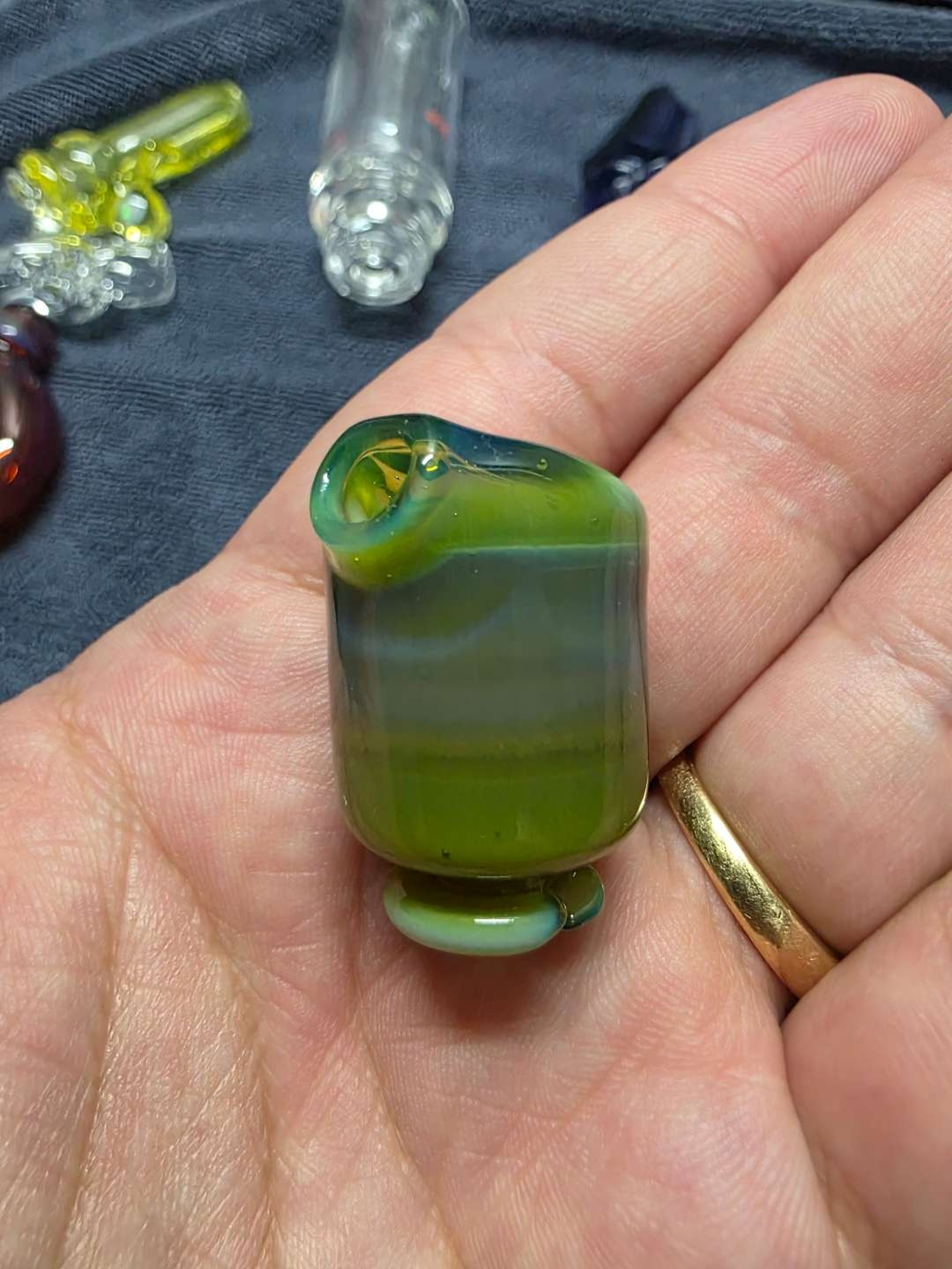 Preview pic of Kizmit glass pivot top in green energy