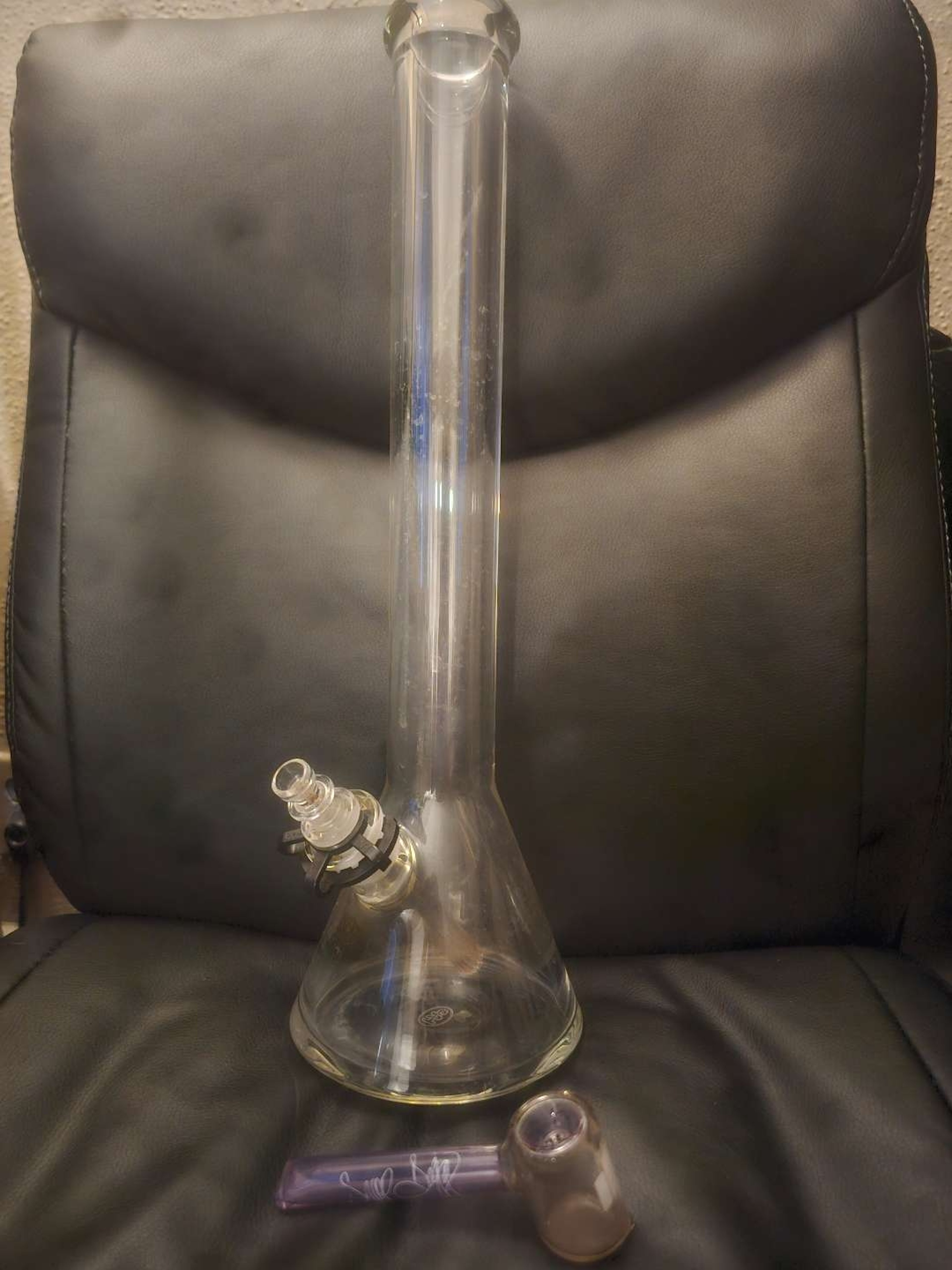 Preview pic of TAG 8mm Thick 18" Beaker and Snoop Dogg Friendship Pipe Combo