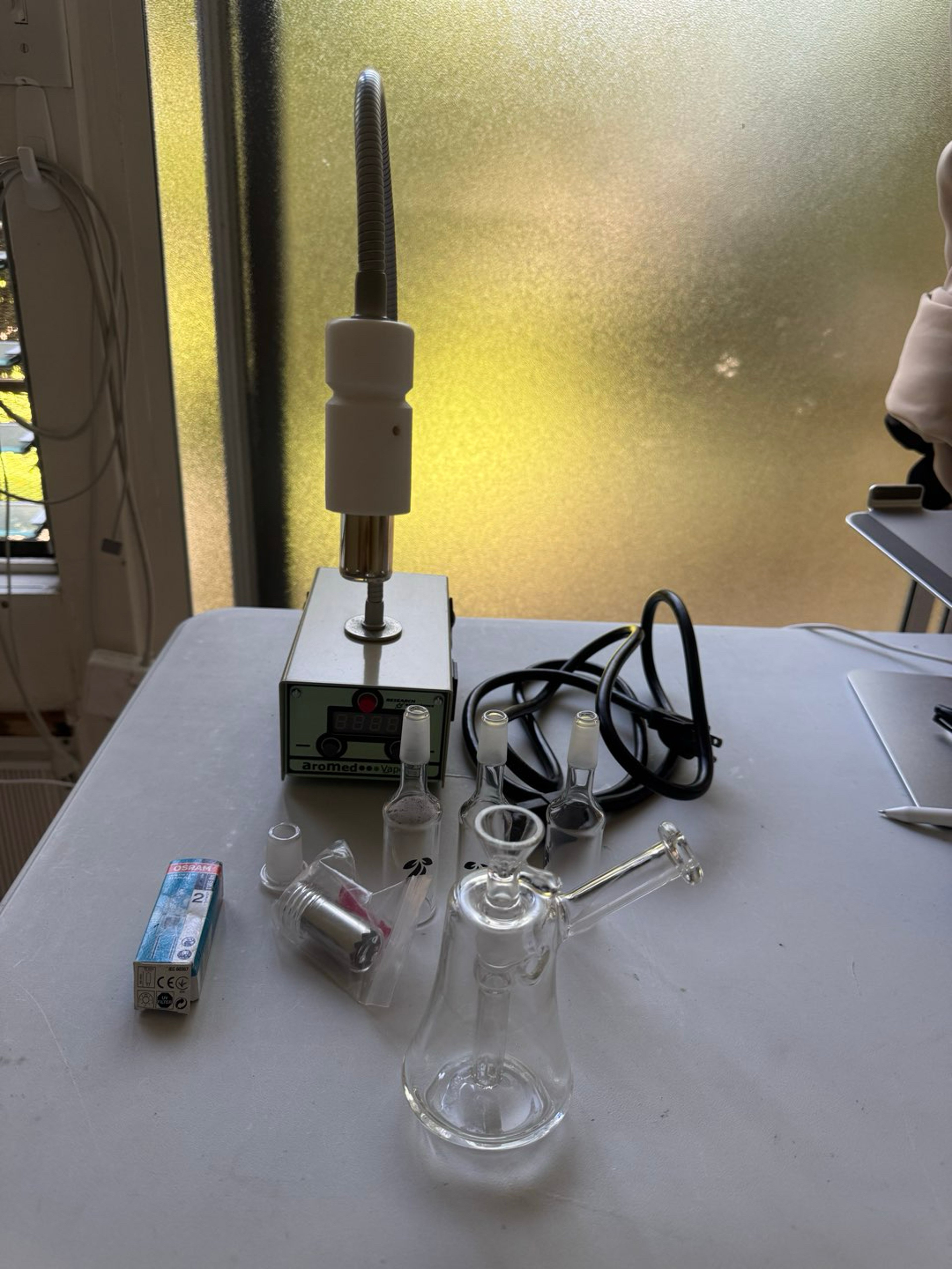 Aromed vaporizer with extras image 0