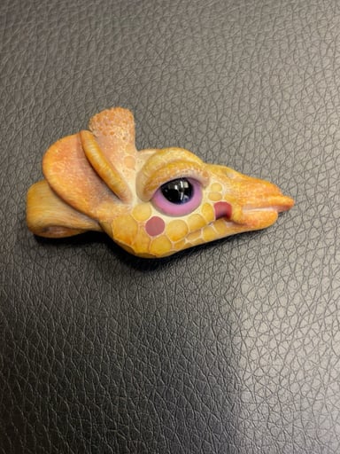 Preview pic of Robertson giraffe pendant. Lucid eye
