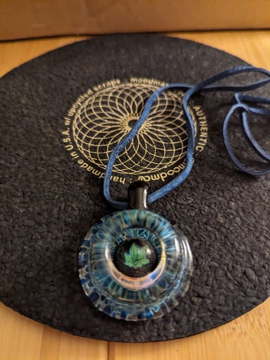 Preview pic of Erin Cartee Glass - Pot Leaf Round Pendant