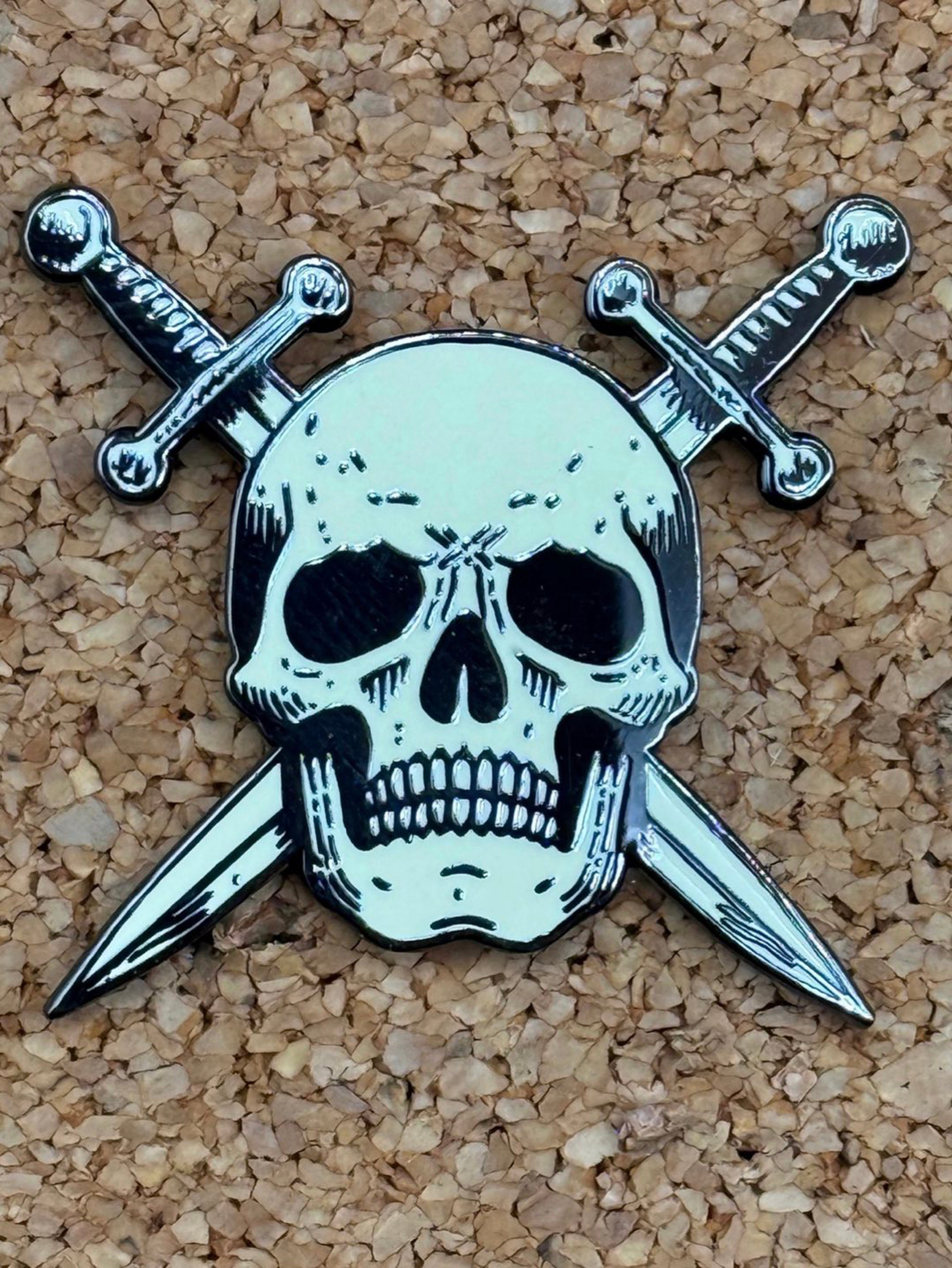 Preview pic of Skull and swords pin