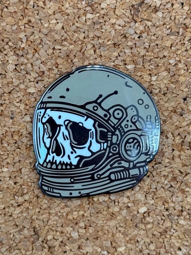 Preview pic of Astronaut skull pin
