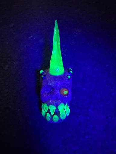 Preview pic of UV reactive spiked skull pendant