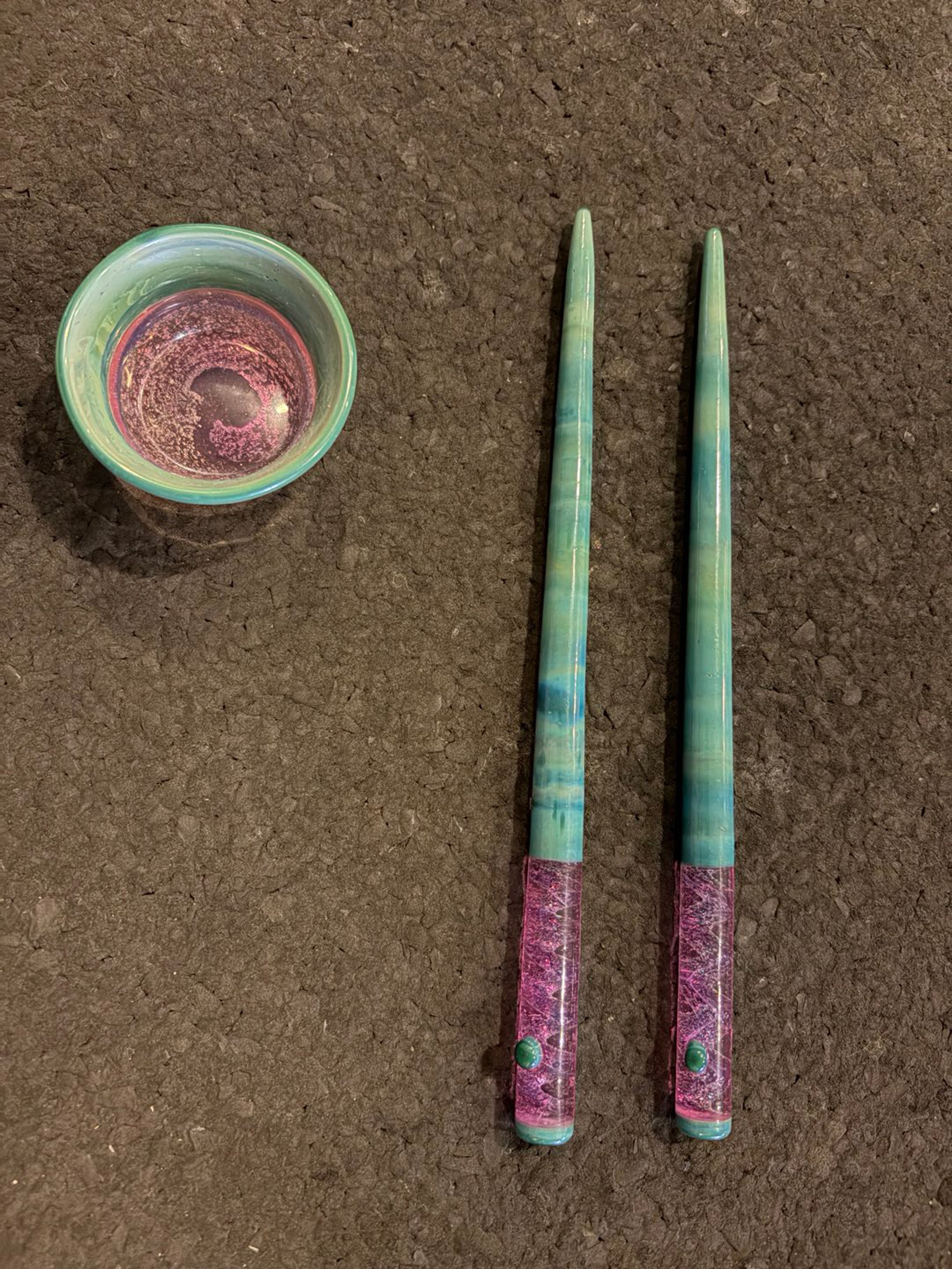 Preview pic of Glass chopsticks and sauce bowl