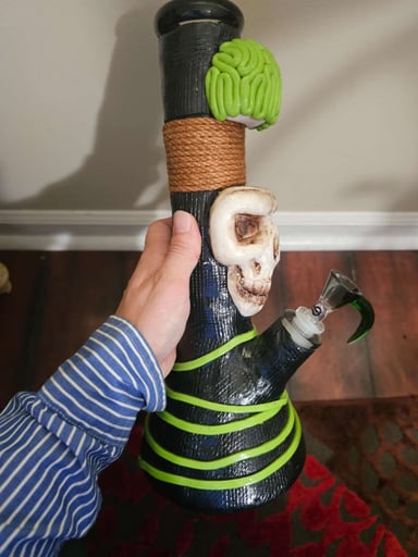 Preview pic of Green and Black 14" skull bong beaker round.