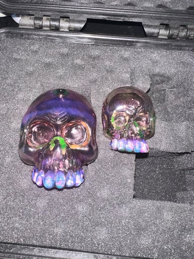 Preview pic of Carsten glass skull UV reactive with matching pendant