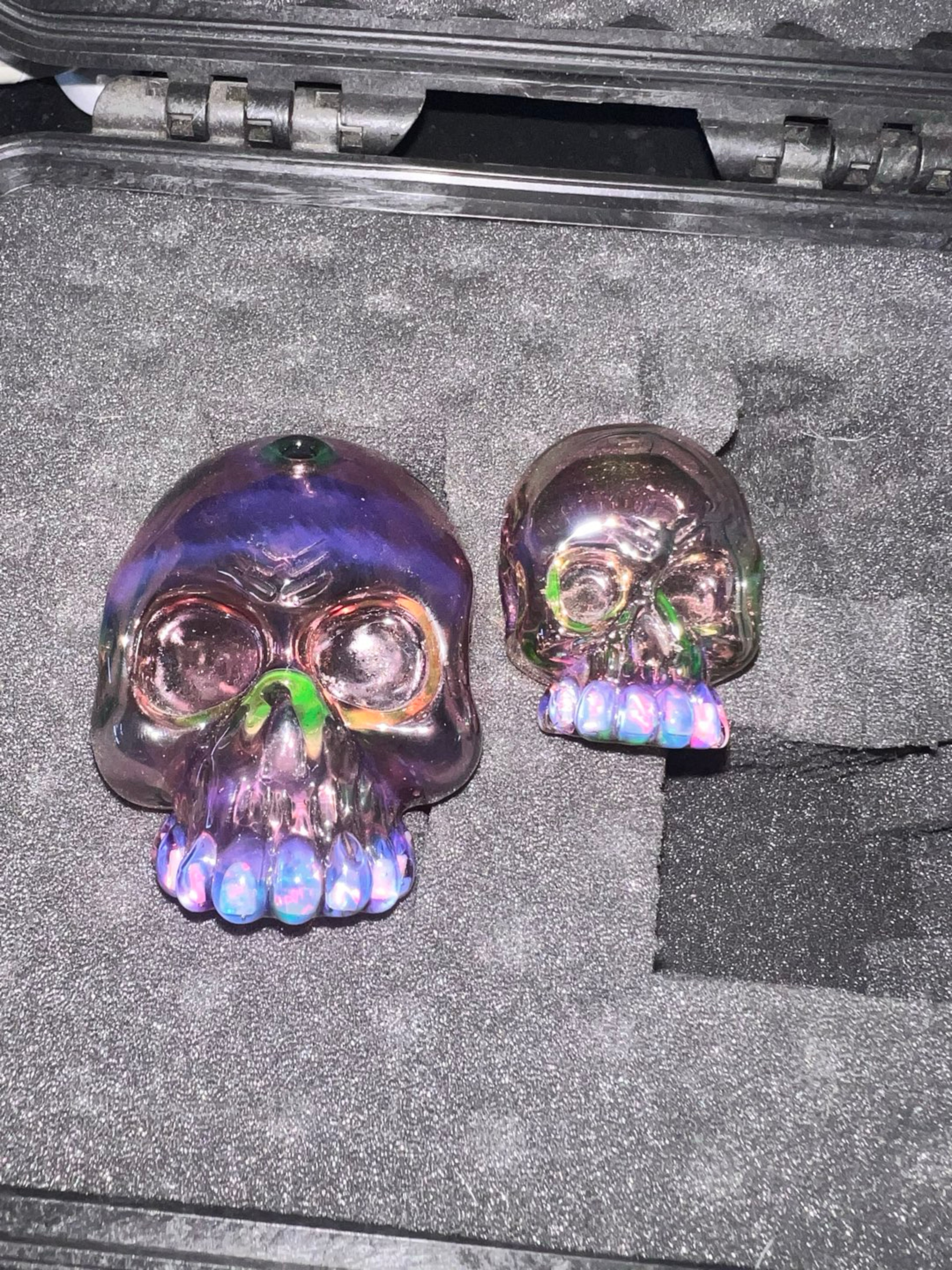 Preview pic of Carsten glass skull UV reactive with matching pendant