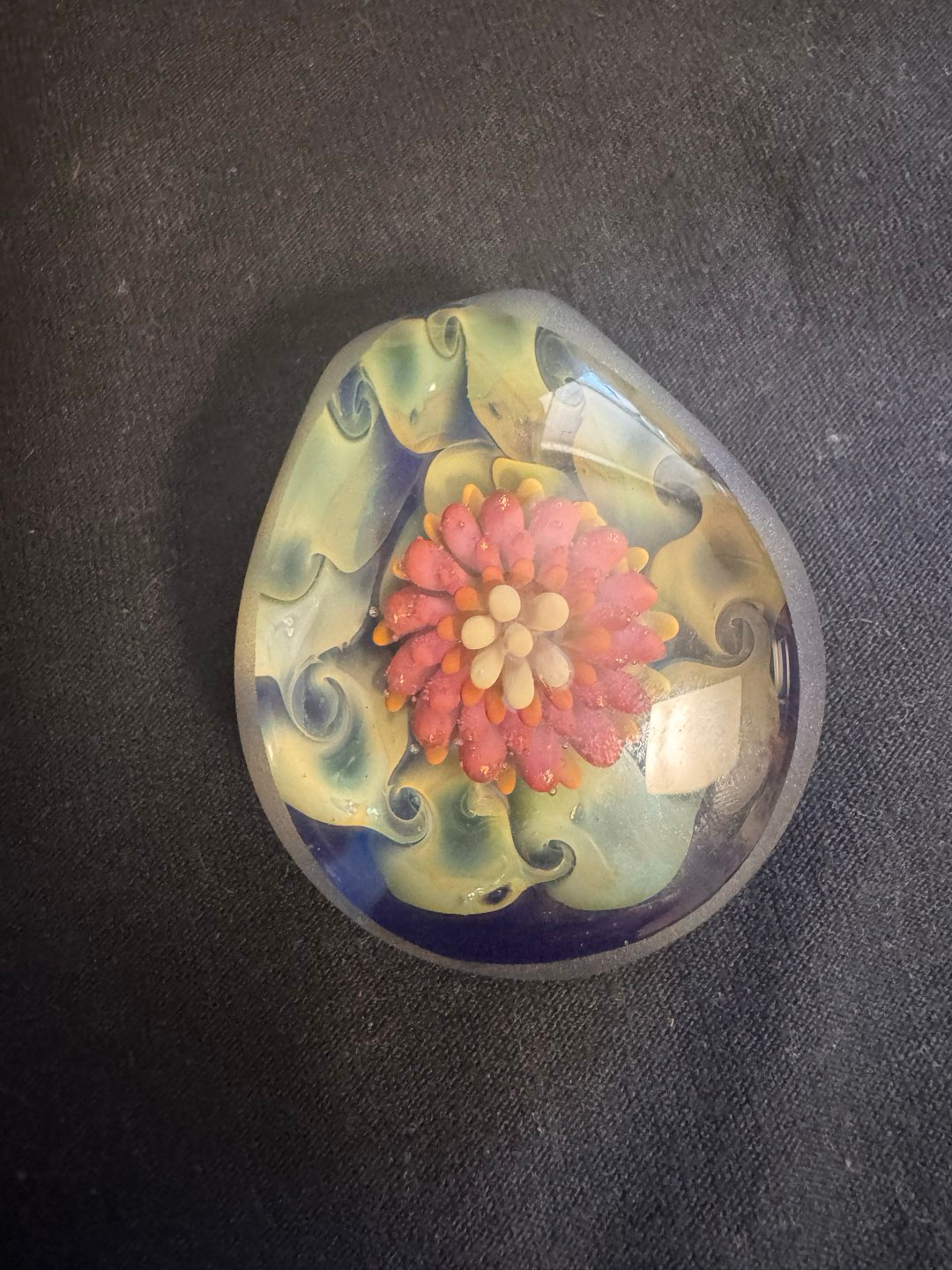 Preview pic of Dotted flower pendant