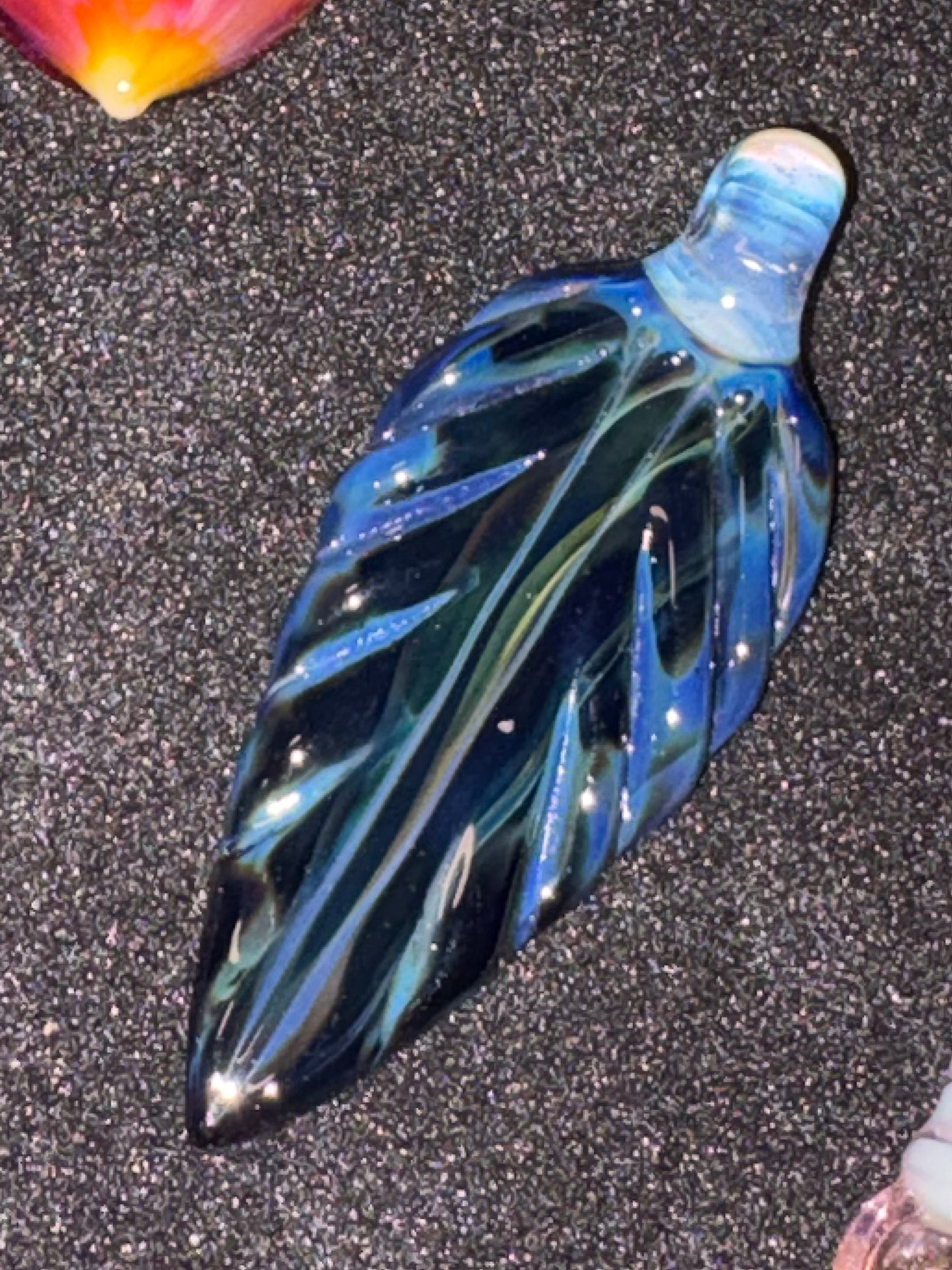 Preview pic of Santa Cruz Glass Pics Leaf Pendy