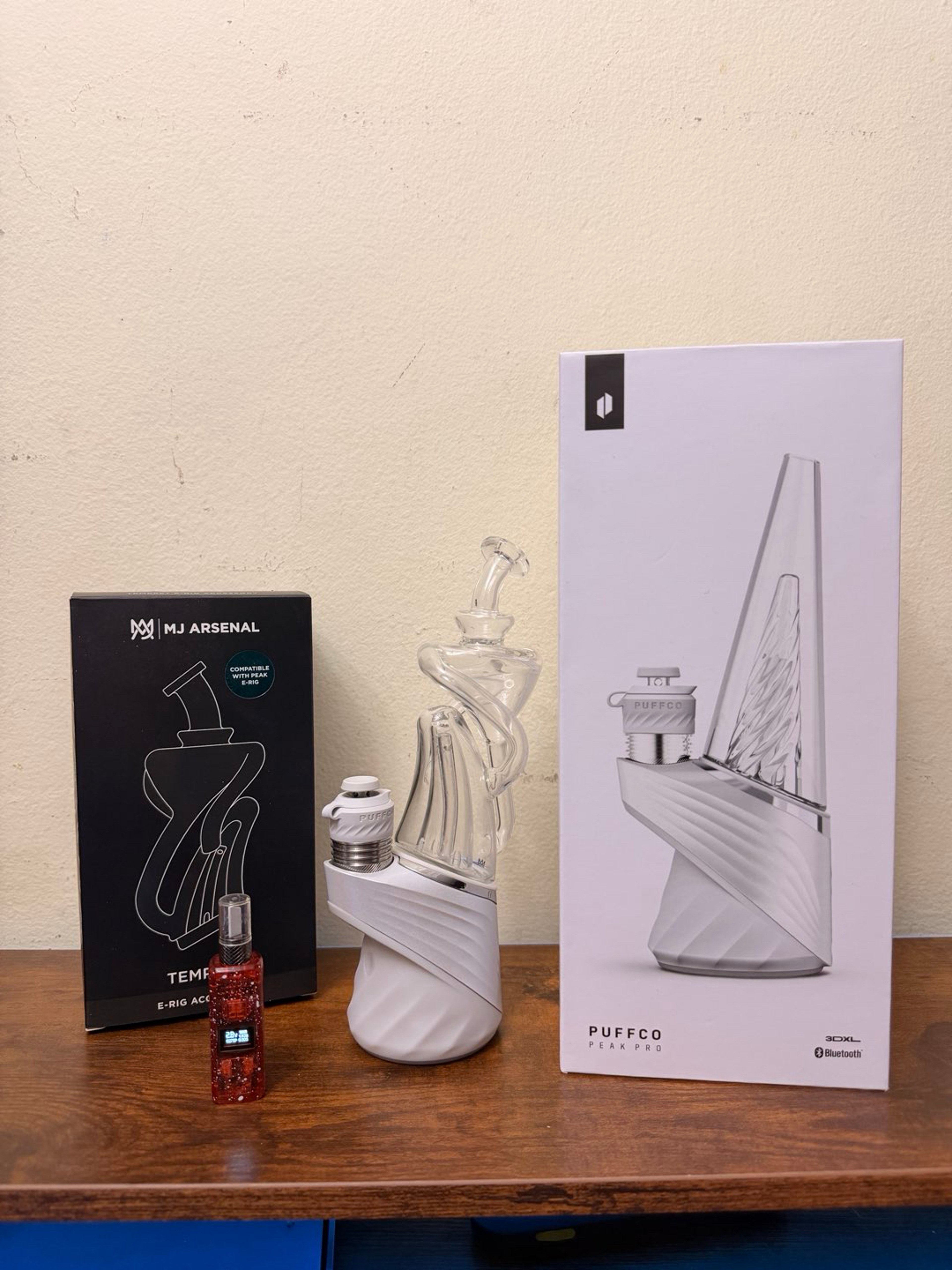 Preview pic of Puffco Peak Pro Pearl with 3DXL Chamber Upgraded Recycler and Kodo Pro Hot Knife Great Condition