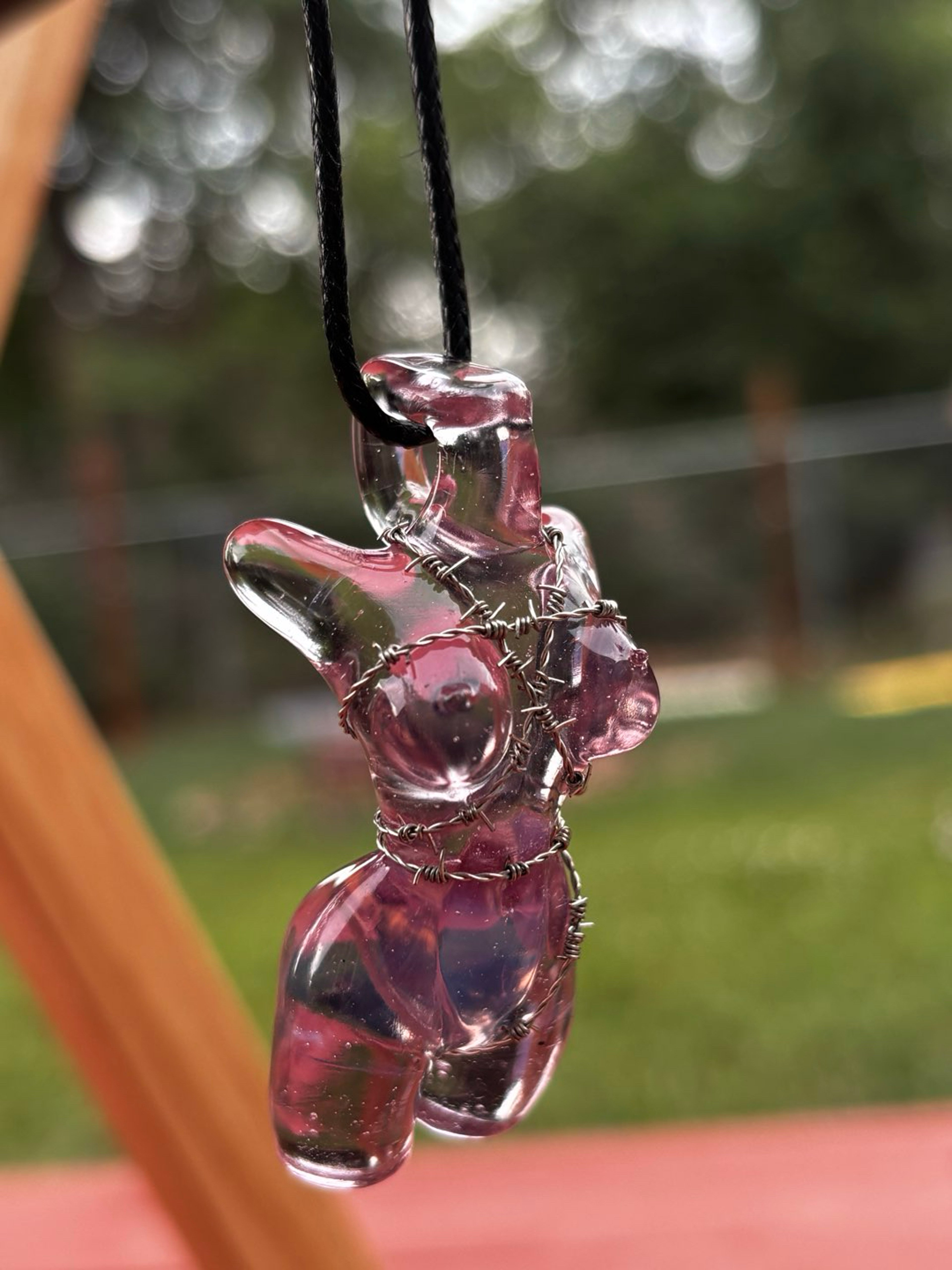 Preview pic of Barbed wire bondage babe