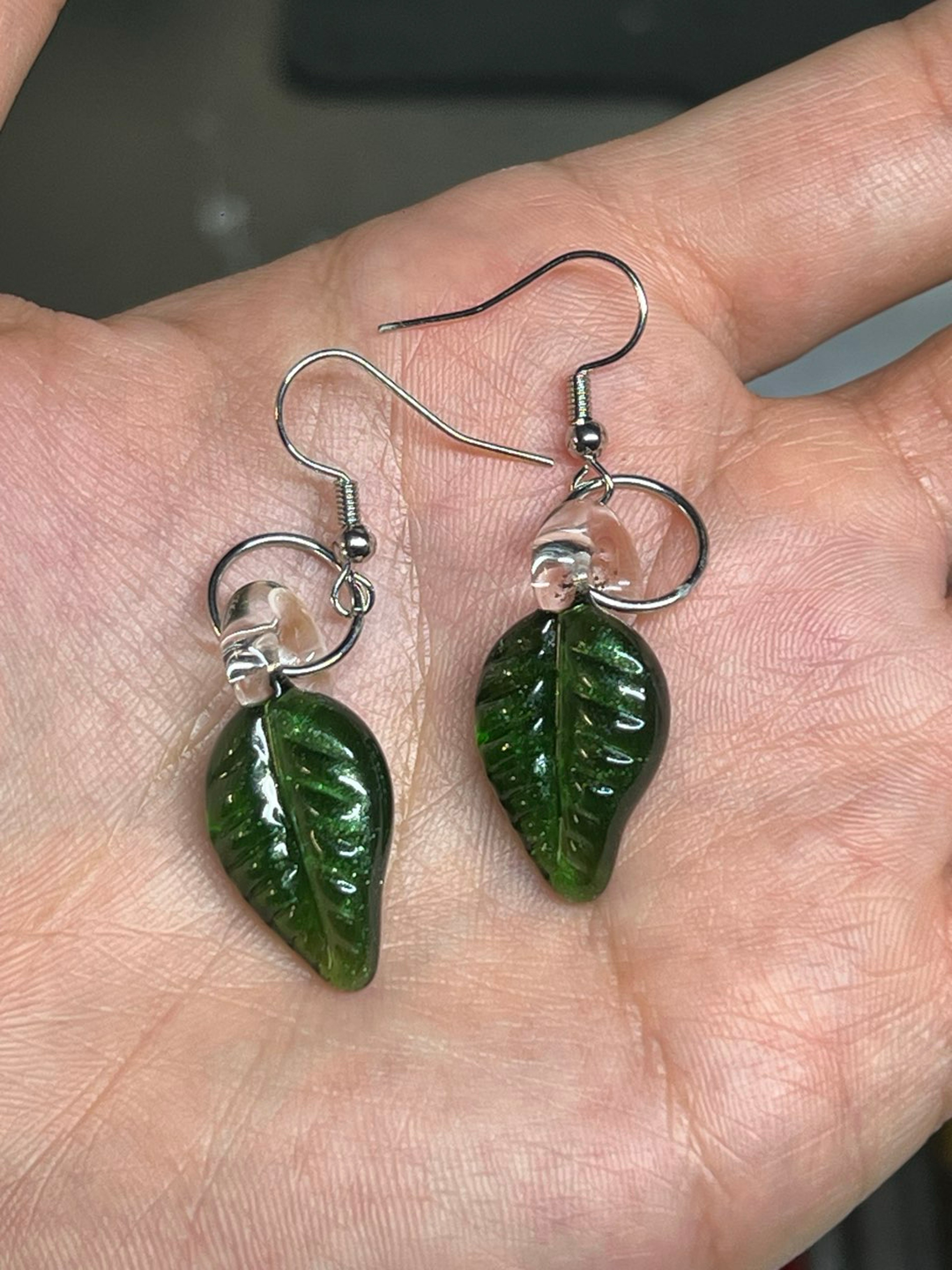 Preview pic of Leaf earrings green stardust