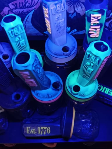 Preview pic of Silicone Mason-Jar Bongs (Glowing USA)