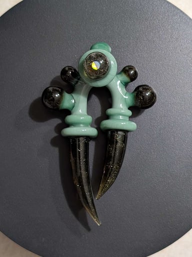 Preview pic of WHIT V Horn pendant