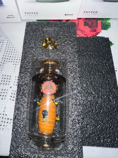 Preview pic of Puffco Save the Bees Top & Bubble Cap – Excellent Condition