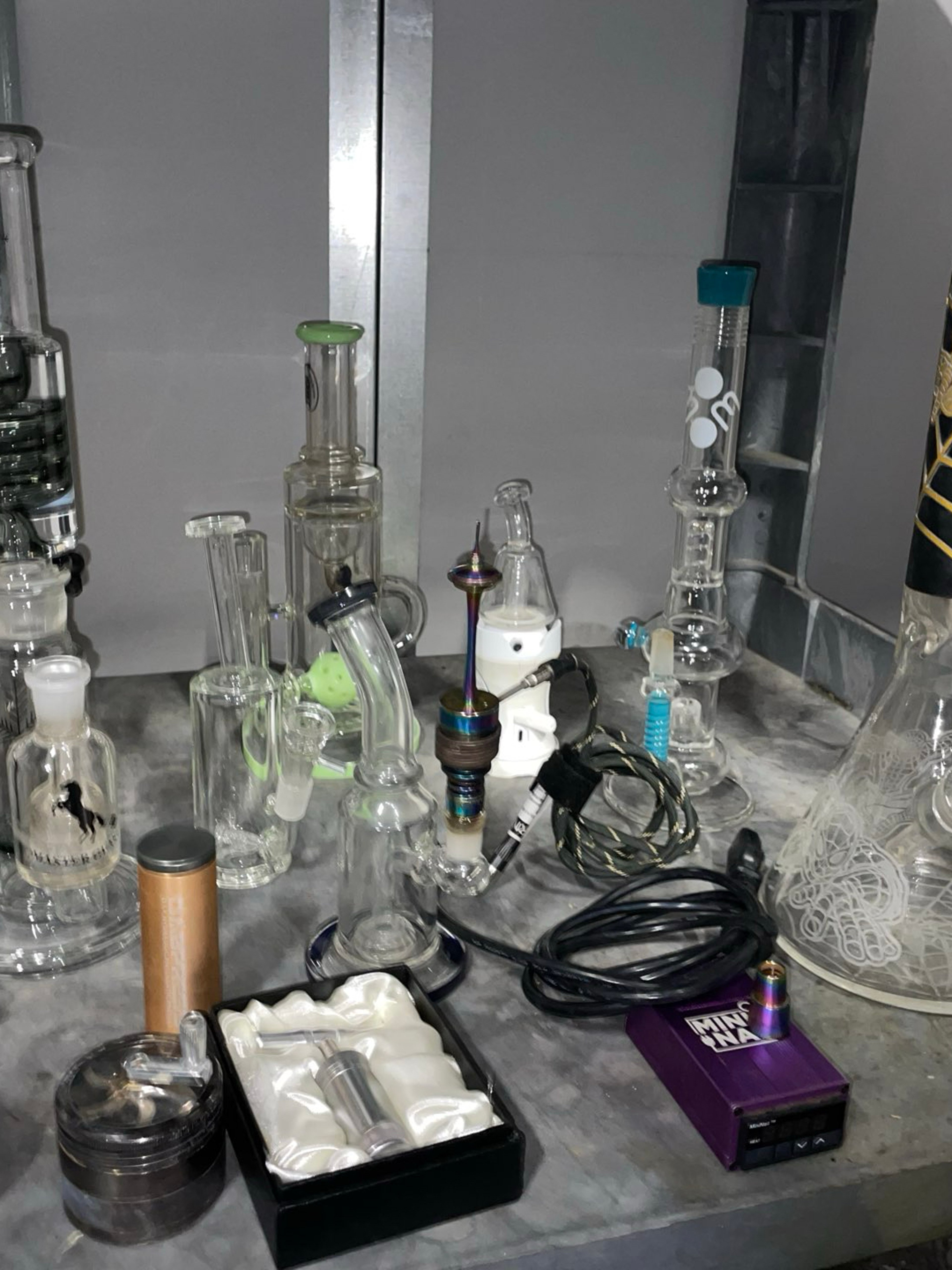 Pile of good bongs make offers image 0