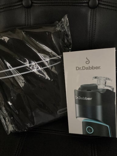Preview pic of Dr. Dabber Switch Go with bag