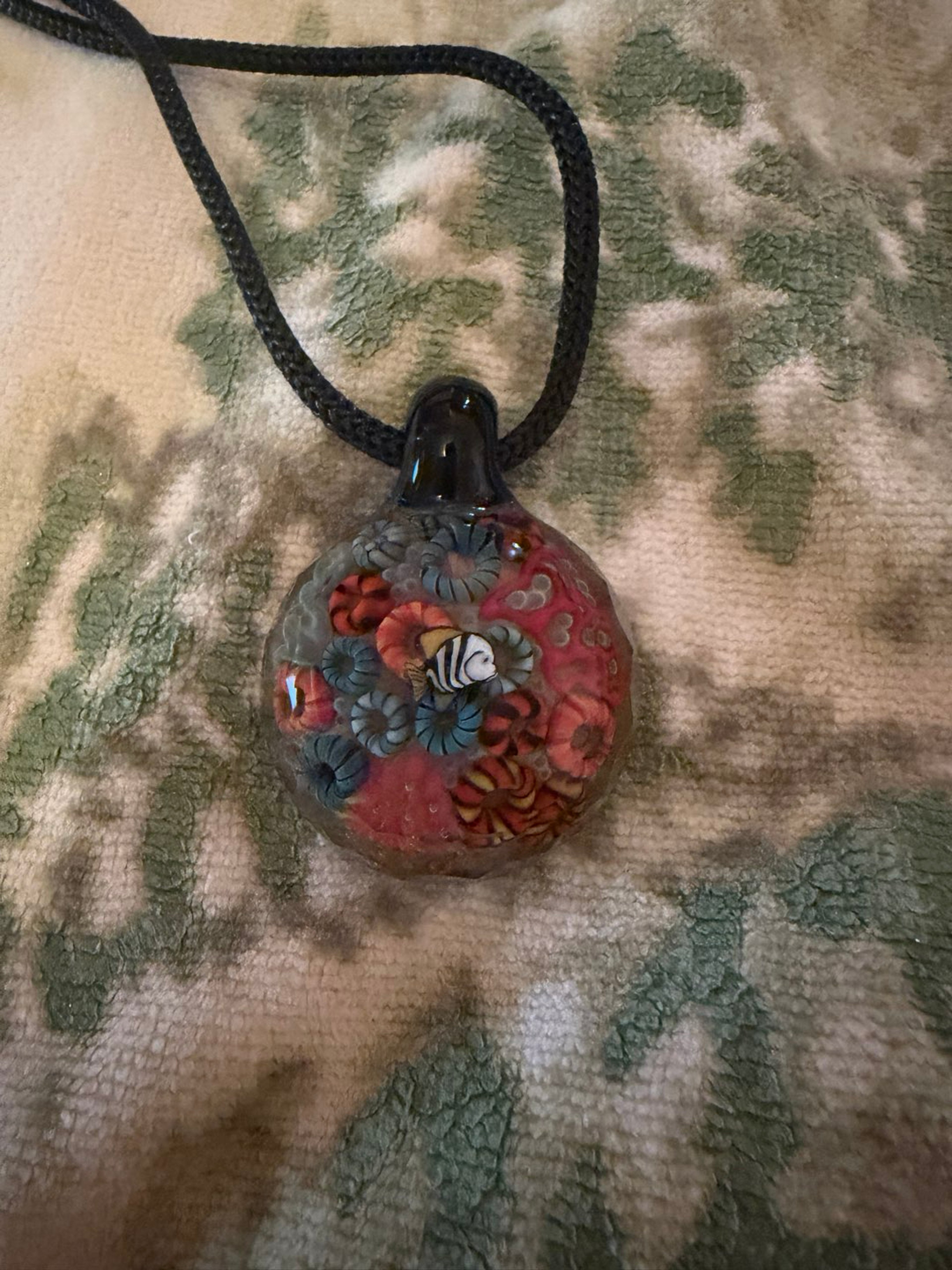 Preview pic of Keys Glass Faceted Aquarium Pendant
