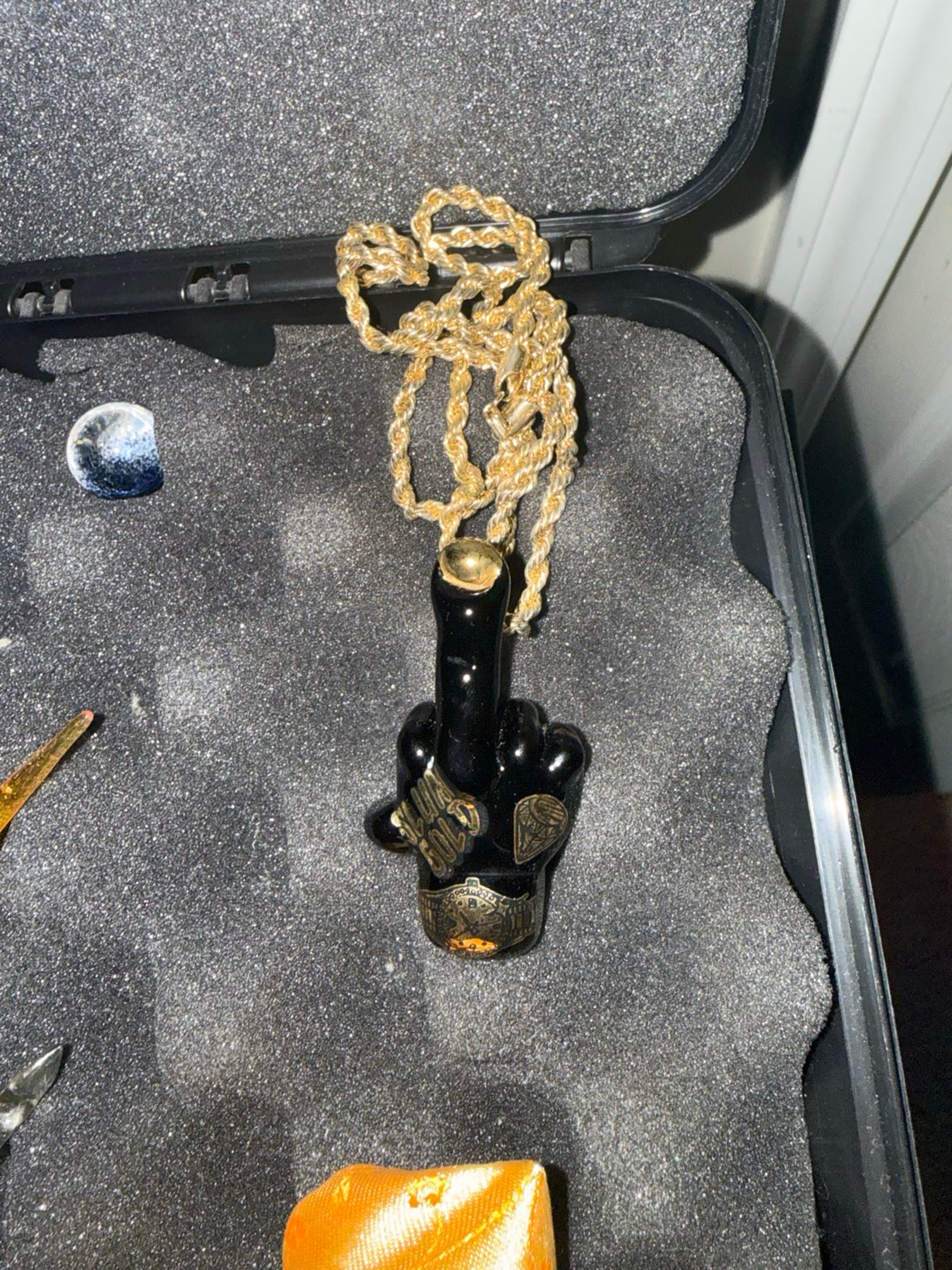 Preview pic of Slum gold middle finger pendy w gold chain