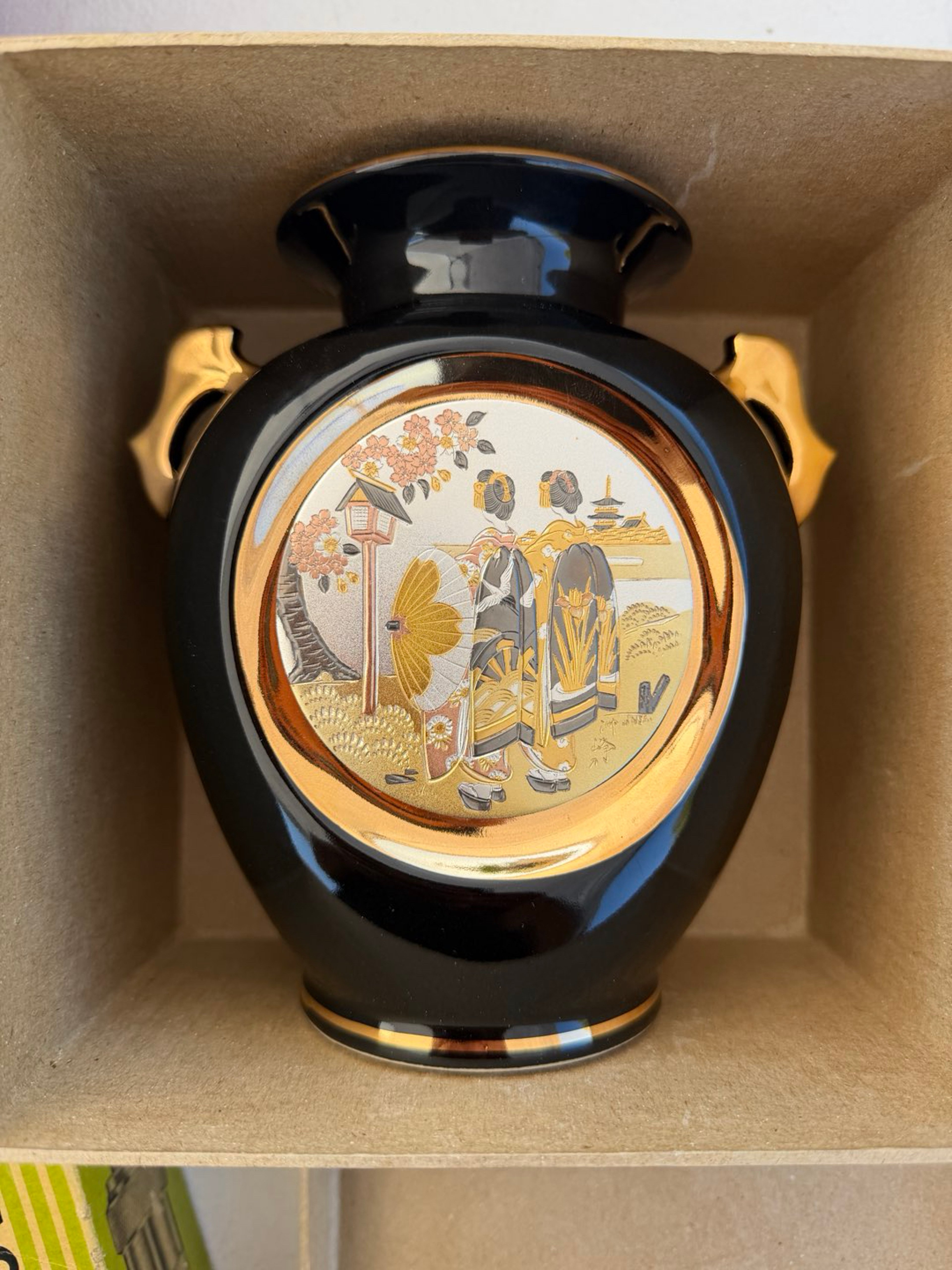 Preview pic of Japanese vase