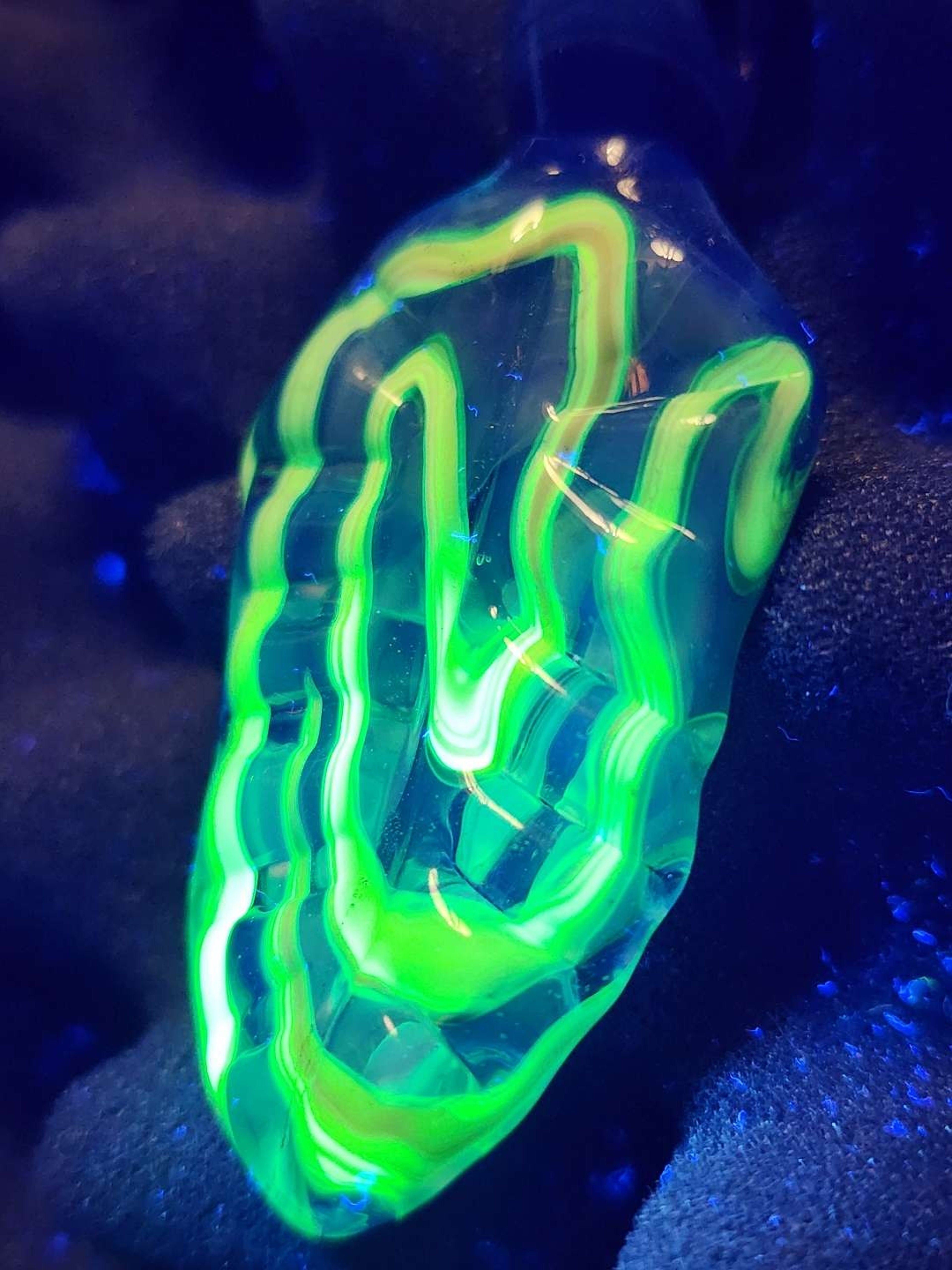 Uv accented Leaf Pendy image 0