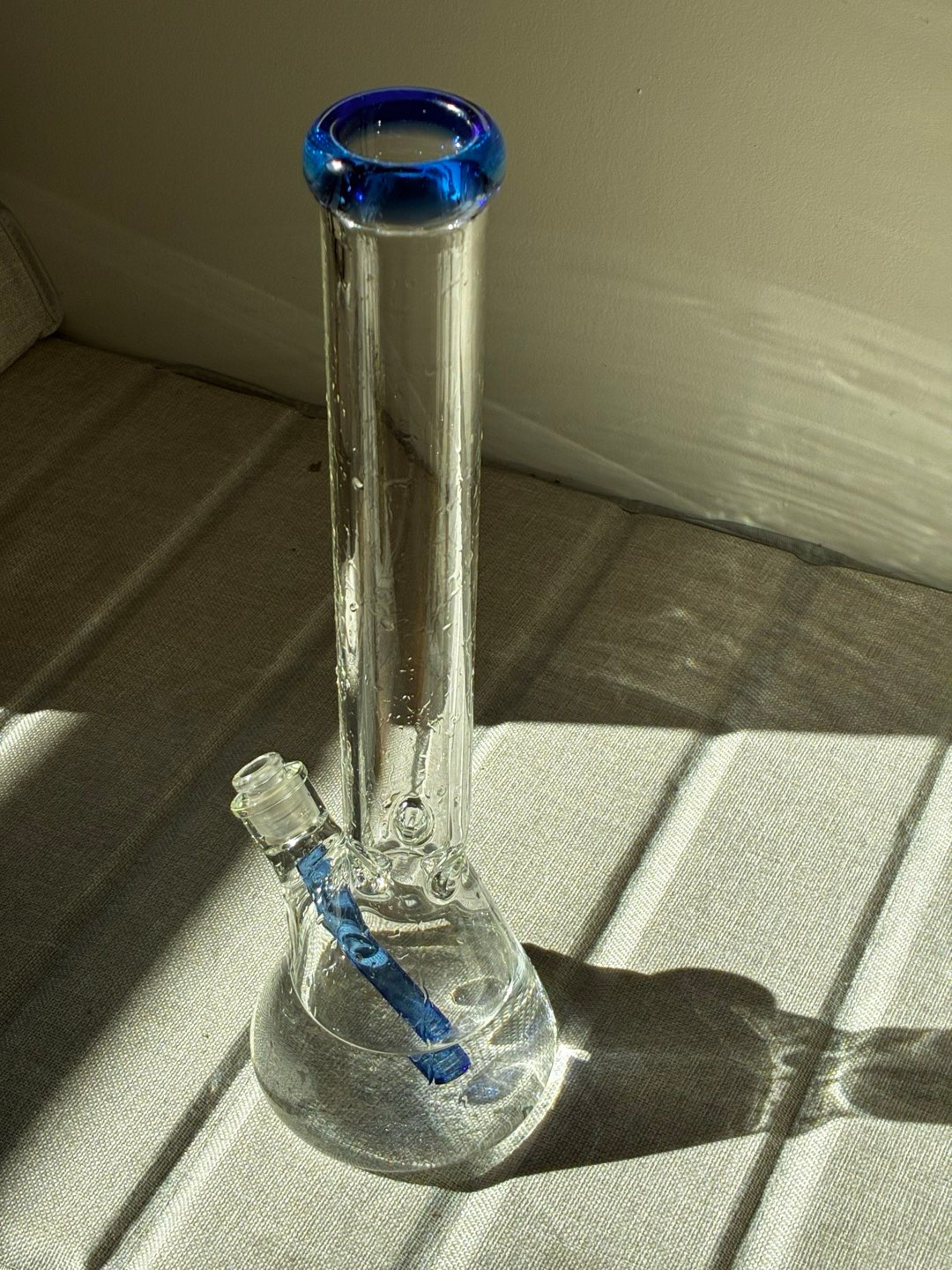 Beaker bong blue accent image 0