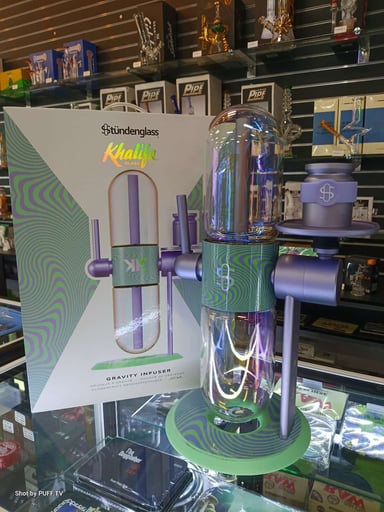 Preview pic of Wiz khalifa X stundenglass gravity bong brand new in box