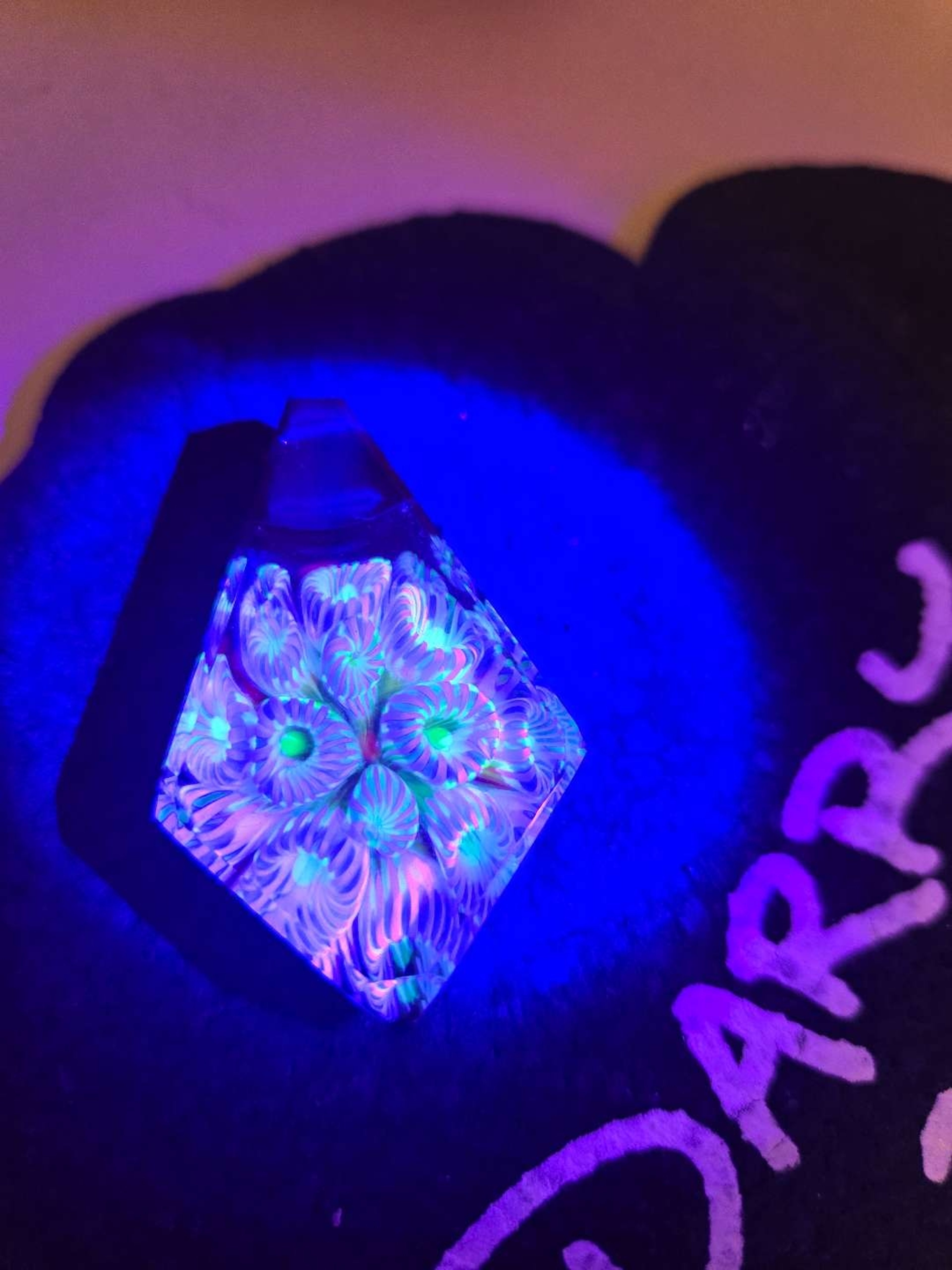 Preview pic of GLASSBYKERI x VetorriGlass collab pendant