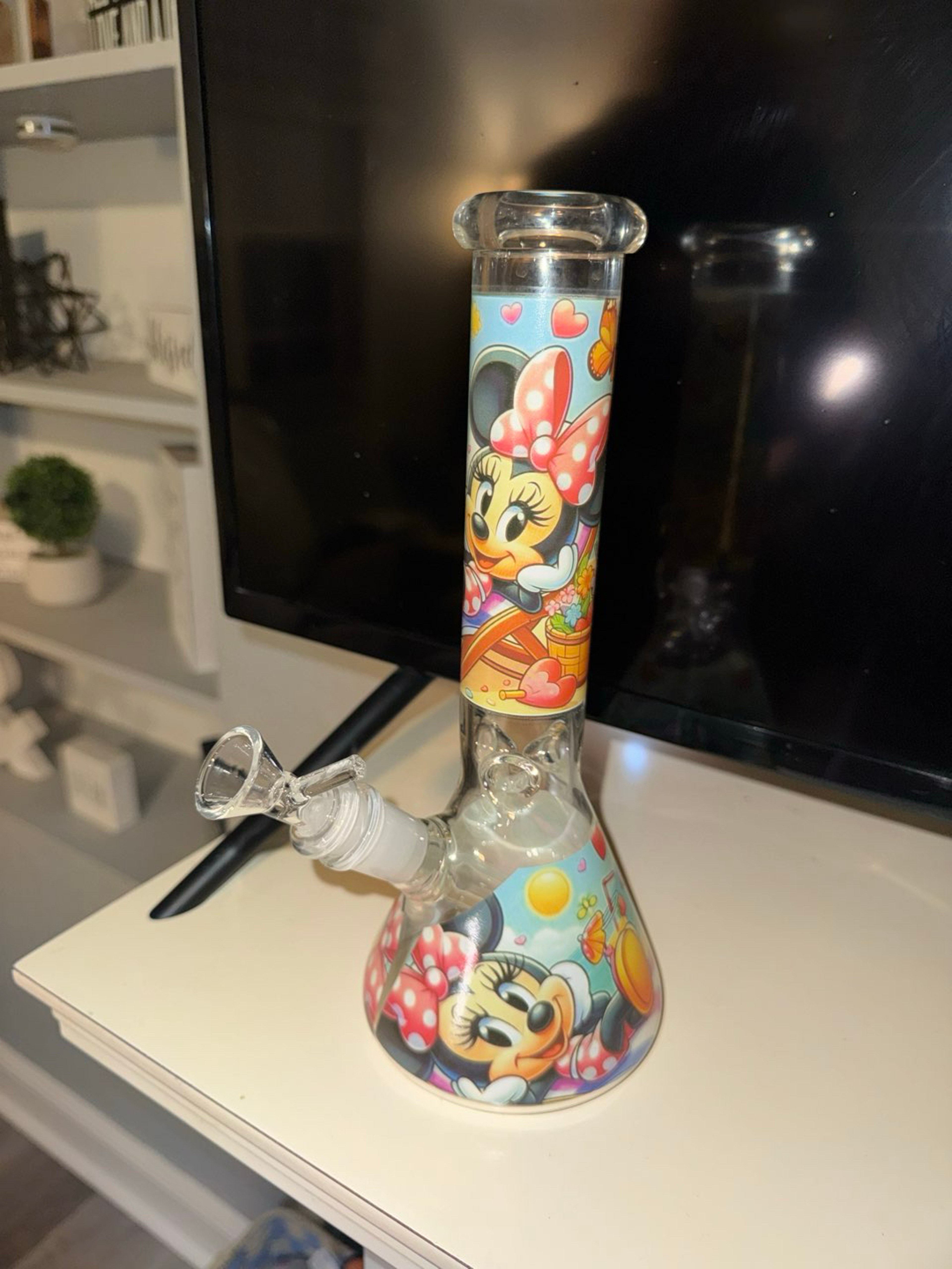 Preview pic of 10-inch Minnie Mouse-themed glass beaker bong