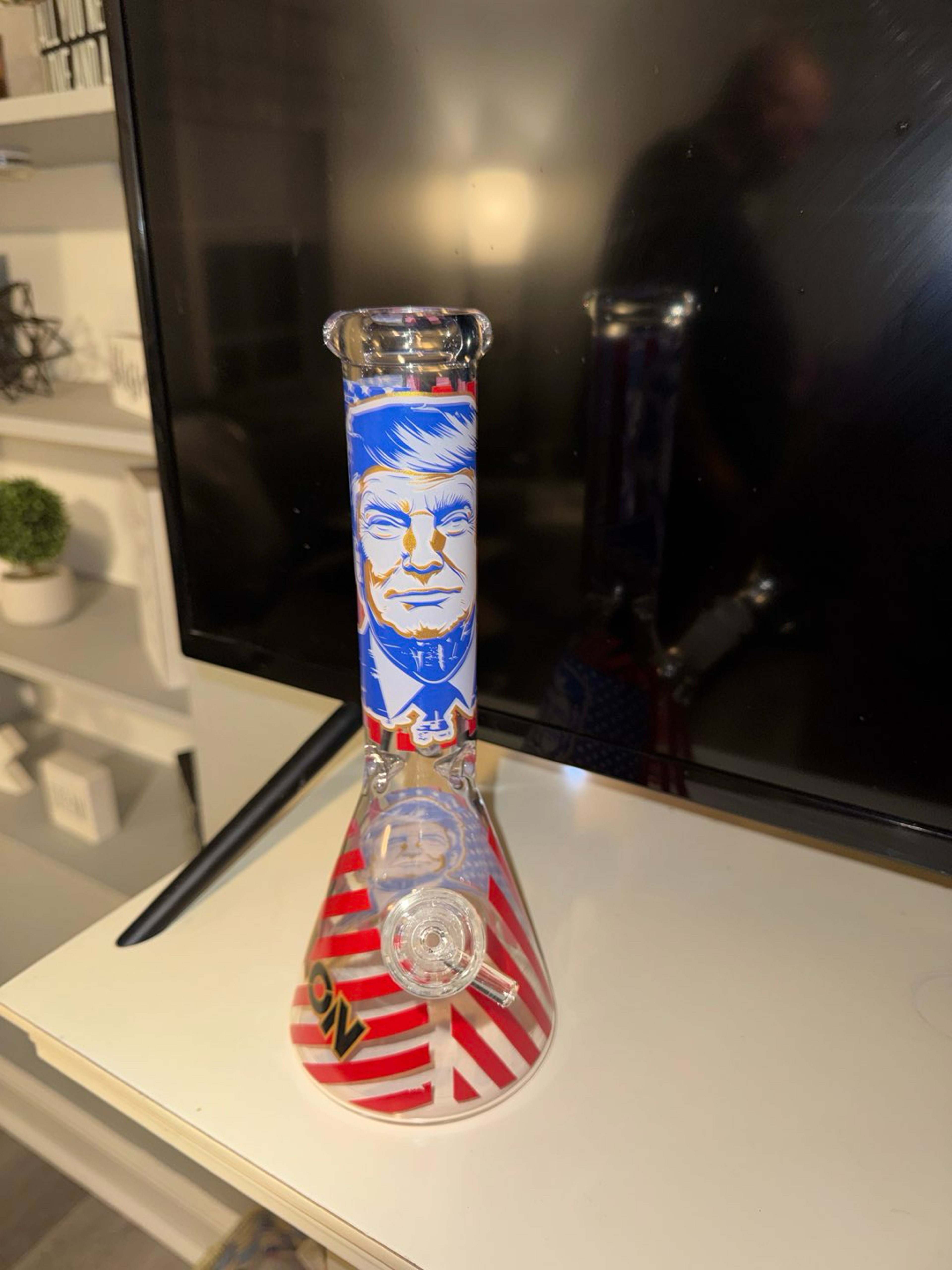 Preview pic of beaker-style glass water pipe