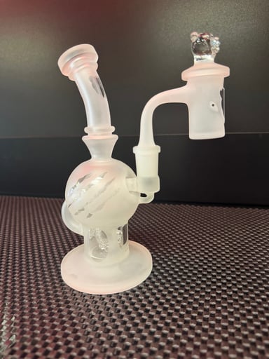 Preview pic of BEAR QUARTZ SANDBLASTED SPHERE DAB RIG SE