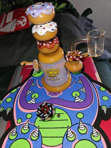 Preview pic of IC Glass Donut Dab Rig w/ Empire auto-spin donut carb cap and donut terp pearl