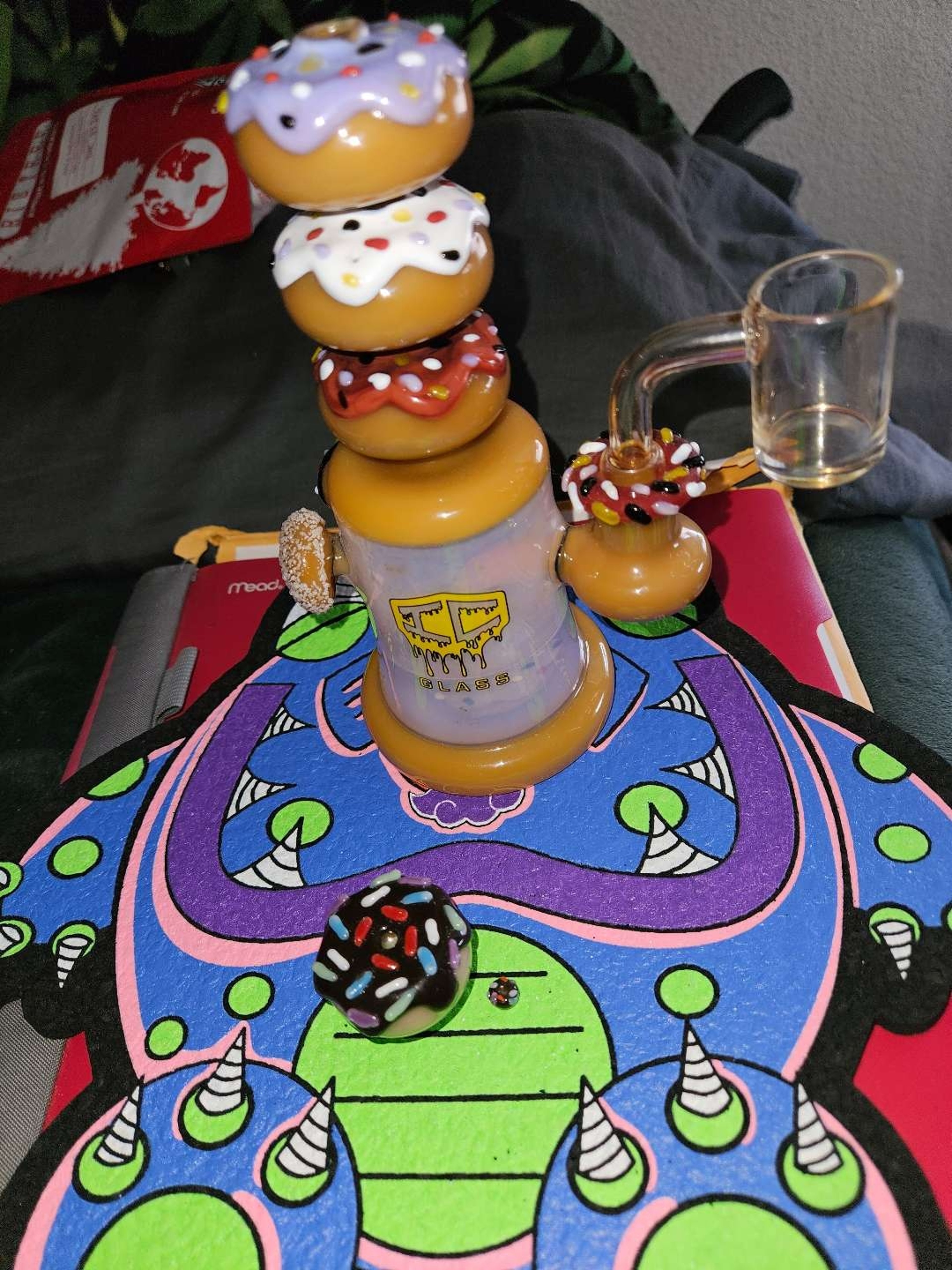 Preview pic of IC Glass Donut Dab Rig w/ Empire auto-spin donut carb cap and donut terp pearl