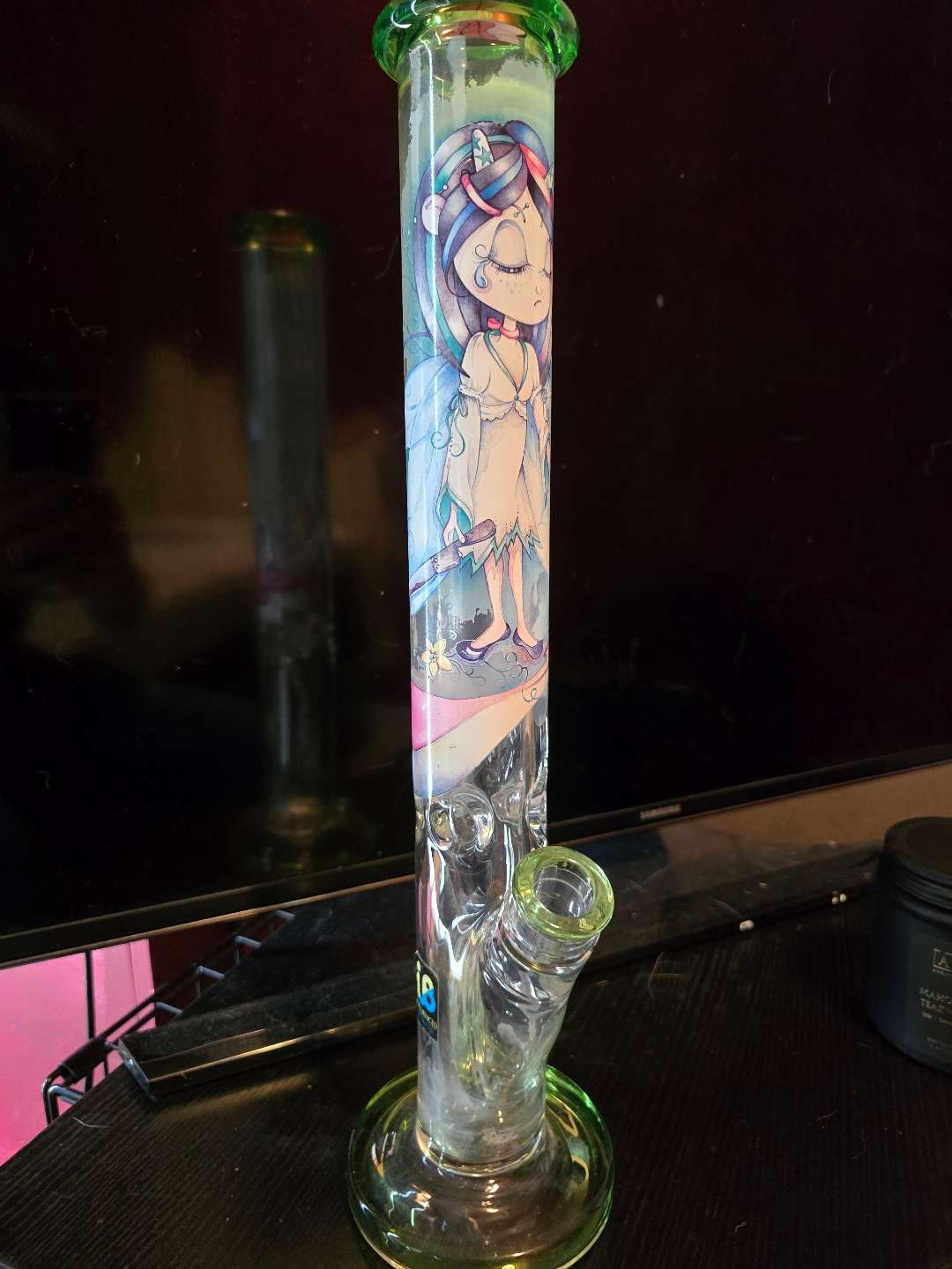 Preview pic of Girl with knife Bong