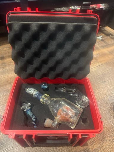 Preview pic of PREMIUMGLASS HEAD IN A BOTTLE W STR8 CASE BANGER AND MULTIPLE CAPS