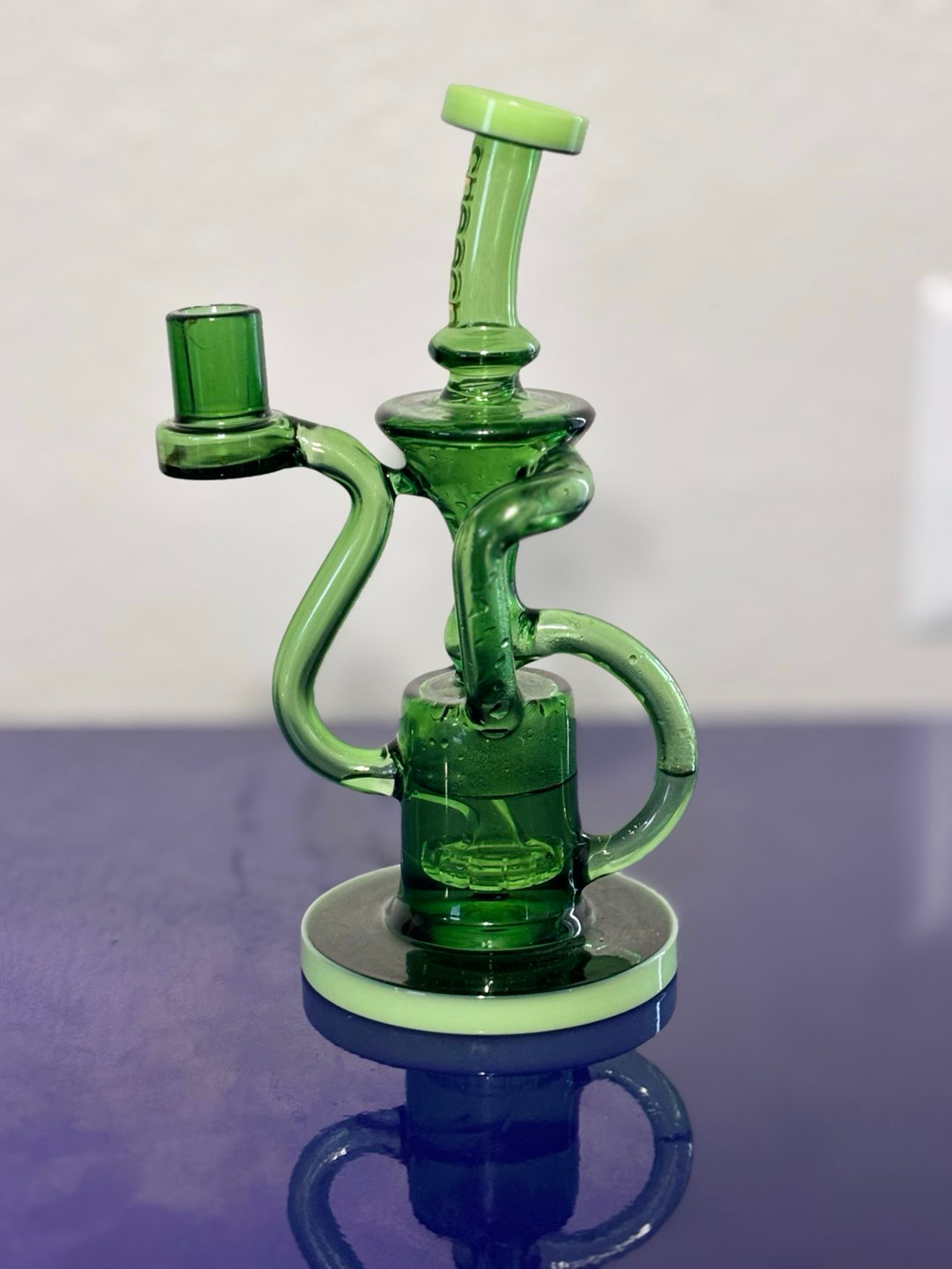 Preview pic of Emerald green glass water pipe